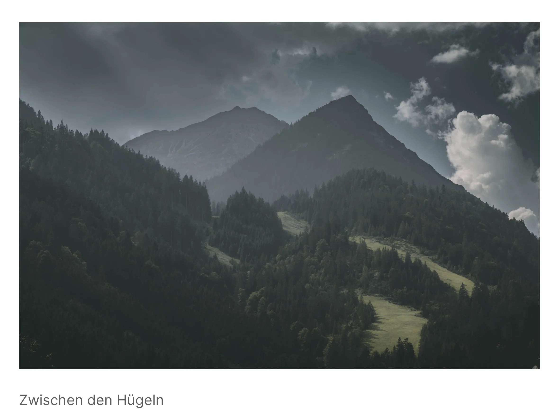 Grüne Hügel im wechselnden Sonnenlicht, zwischen ihnen verborgen ein Tal – Natur in sanfter Bewegung und Stille.