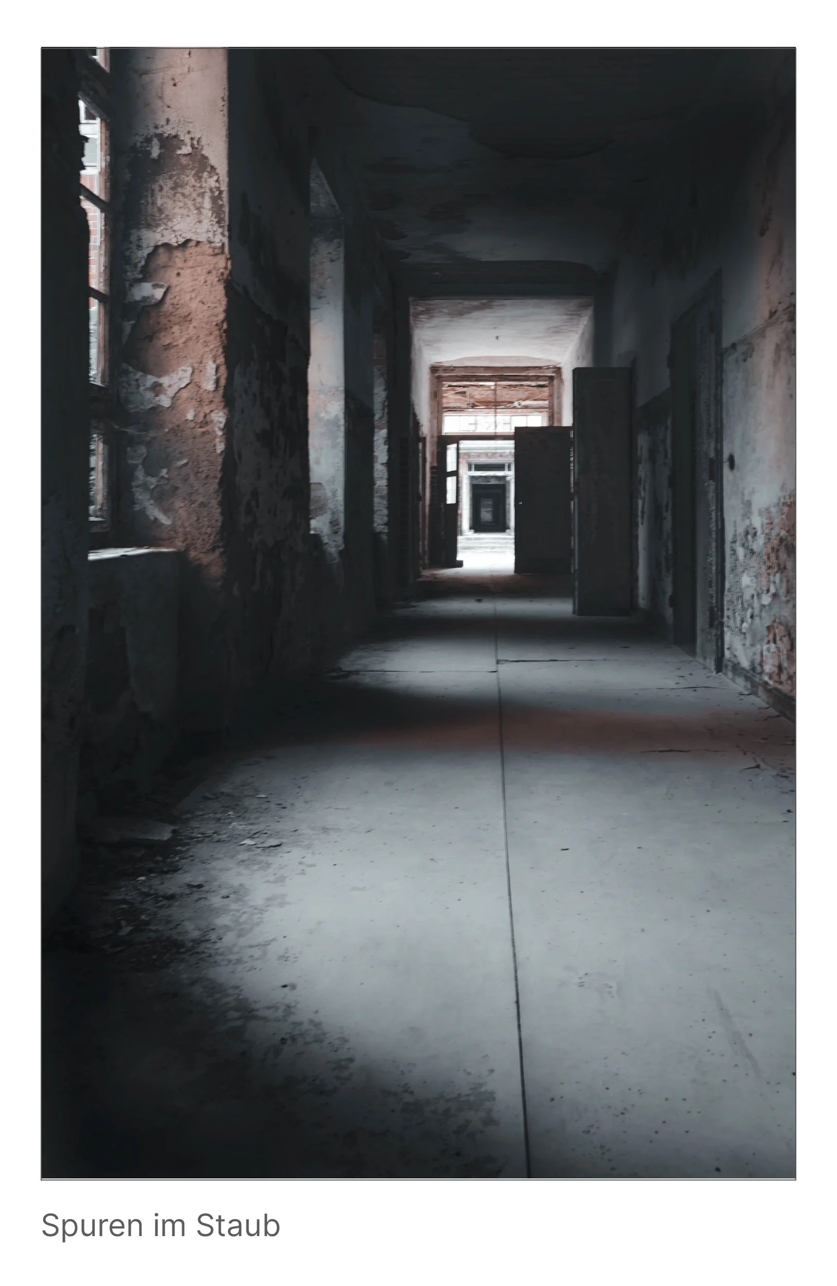 Verfallener Korridor, von Staub bedeckt, als hätte die Zeit selbst ihre Schritte hinterlassen.