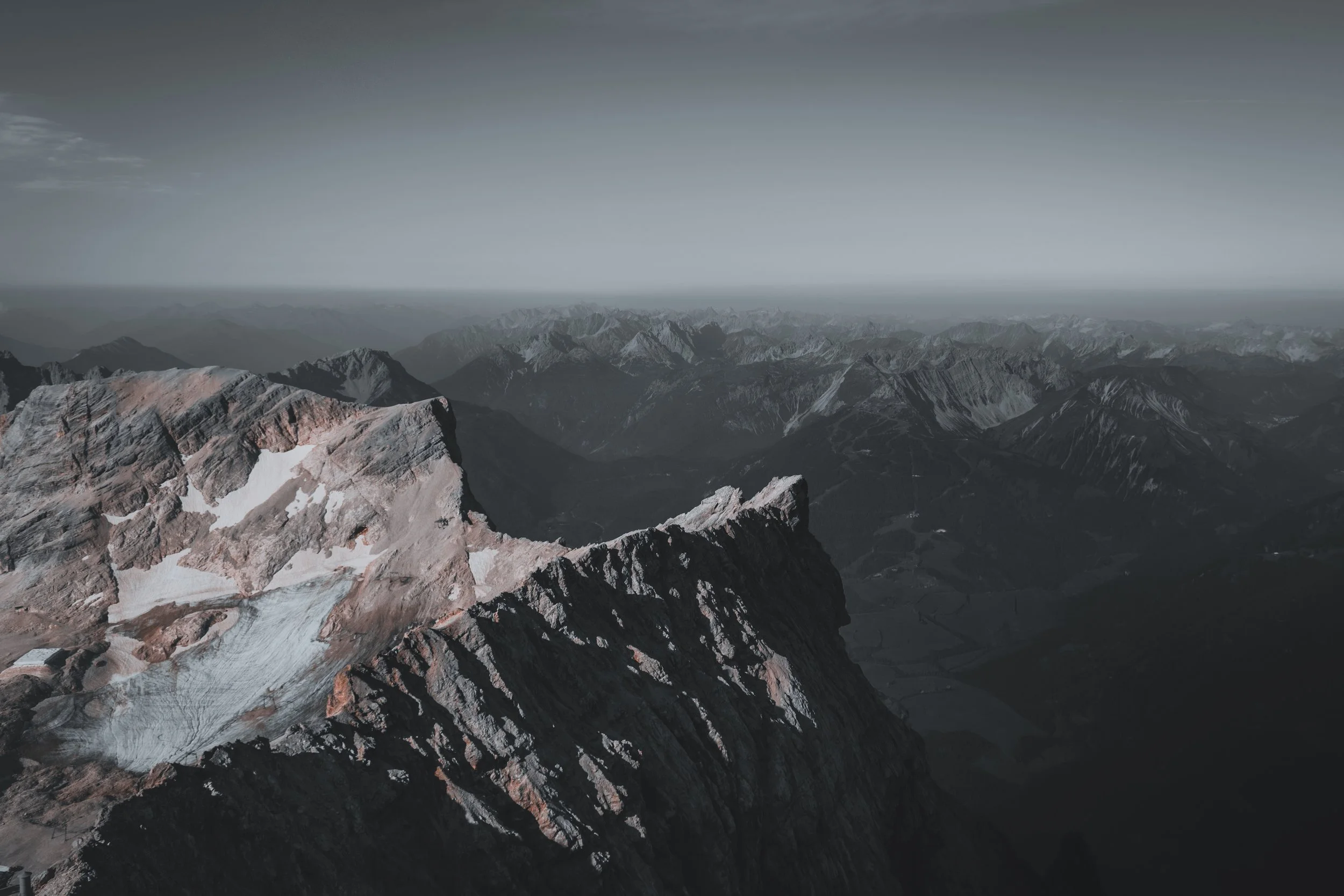 Felsgrat und Alpenpanorama
Heller Felsgrat mit Schneefeldern vor einem weitläufigen Panorama gestaffelter Alpenberge – Fine Art Landschaftsfotografie von ReBlick.
