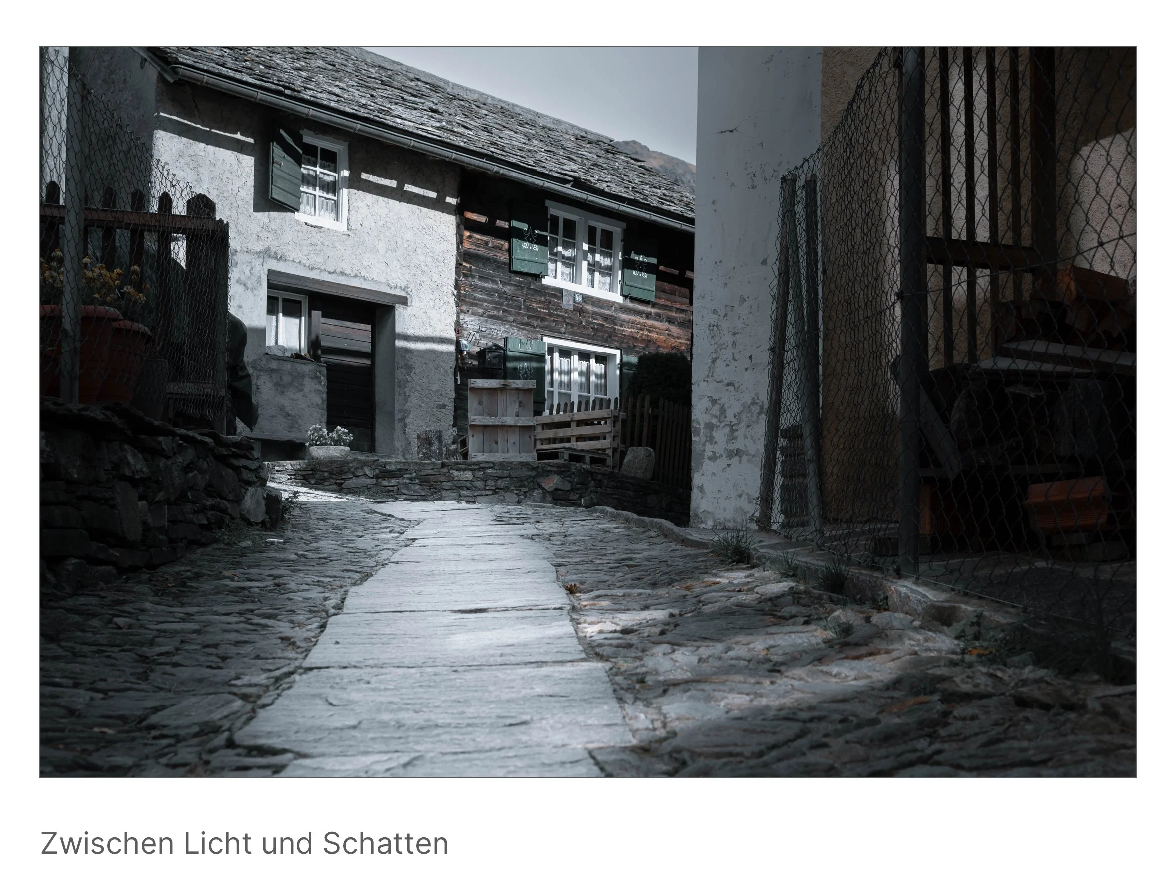 Fotografische Erzählung über ein abgelegenes, still gewordenes Dorf. Leere Gassen, verwitterte Mauern und verblasste Erinnerungen spiegeln die Vergänglichkeit menschlicher Spuren. ReBlick fängt die Poesie des Verfalls und die leise Würde des Verlasse