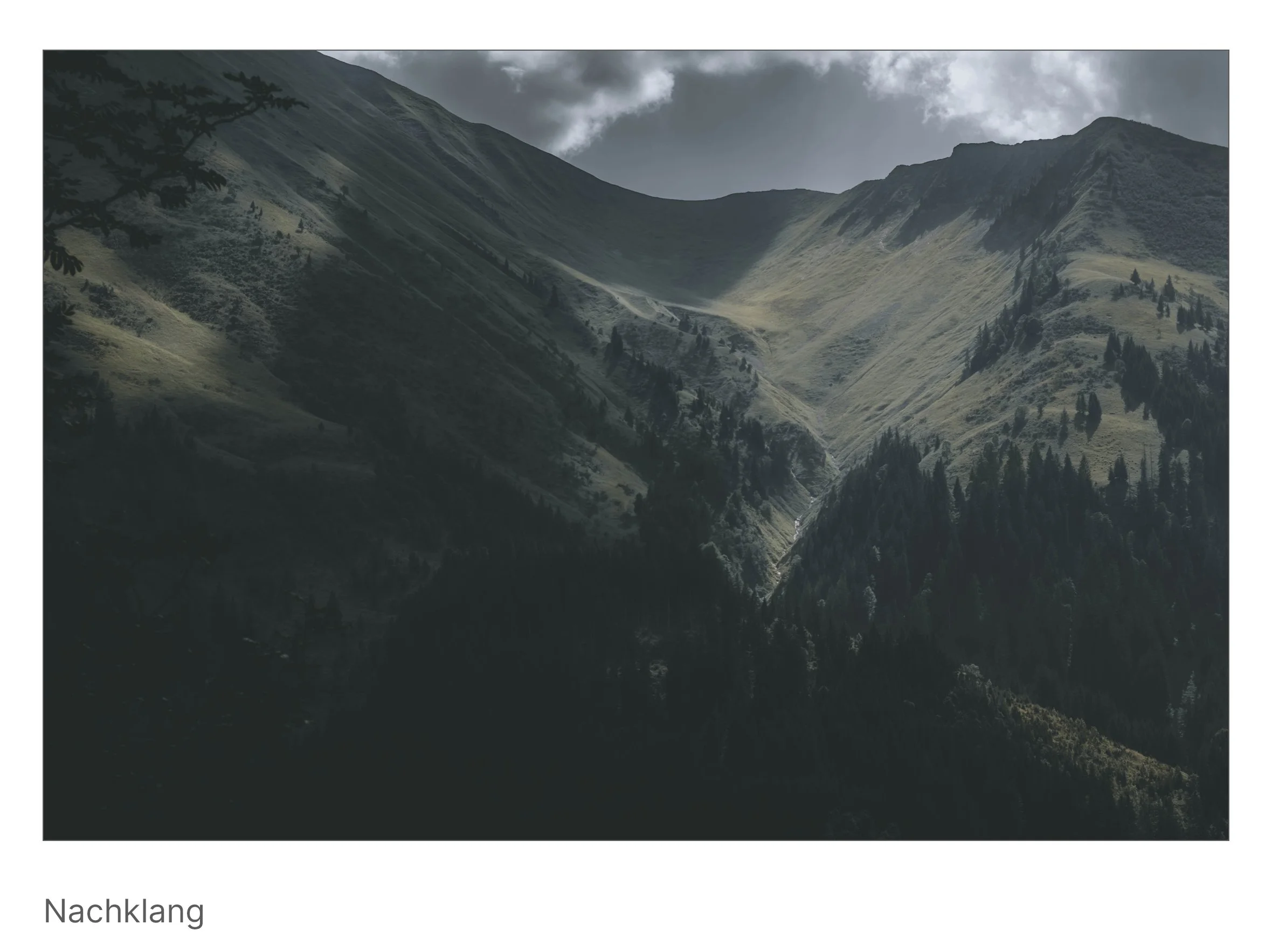 Sanft beleuchtete Bergkämme im Spätnachmittag, Schatten und Licht verweben sich – das Echo eines stillen Tages.