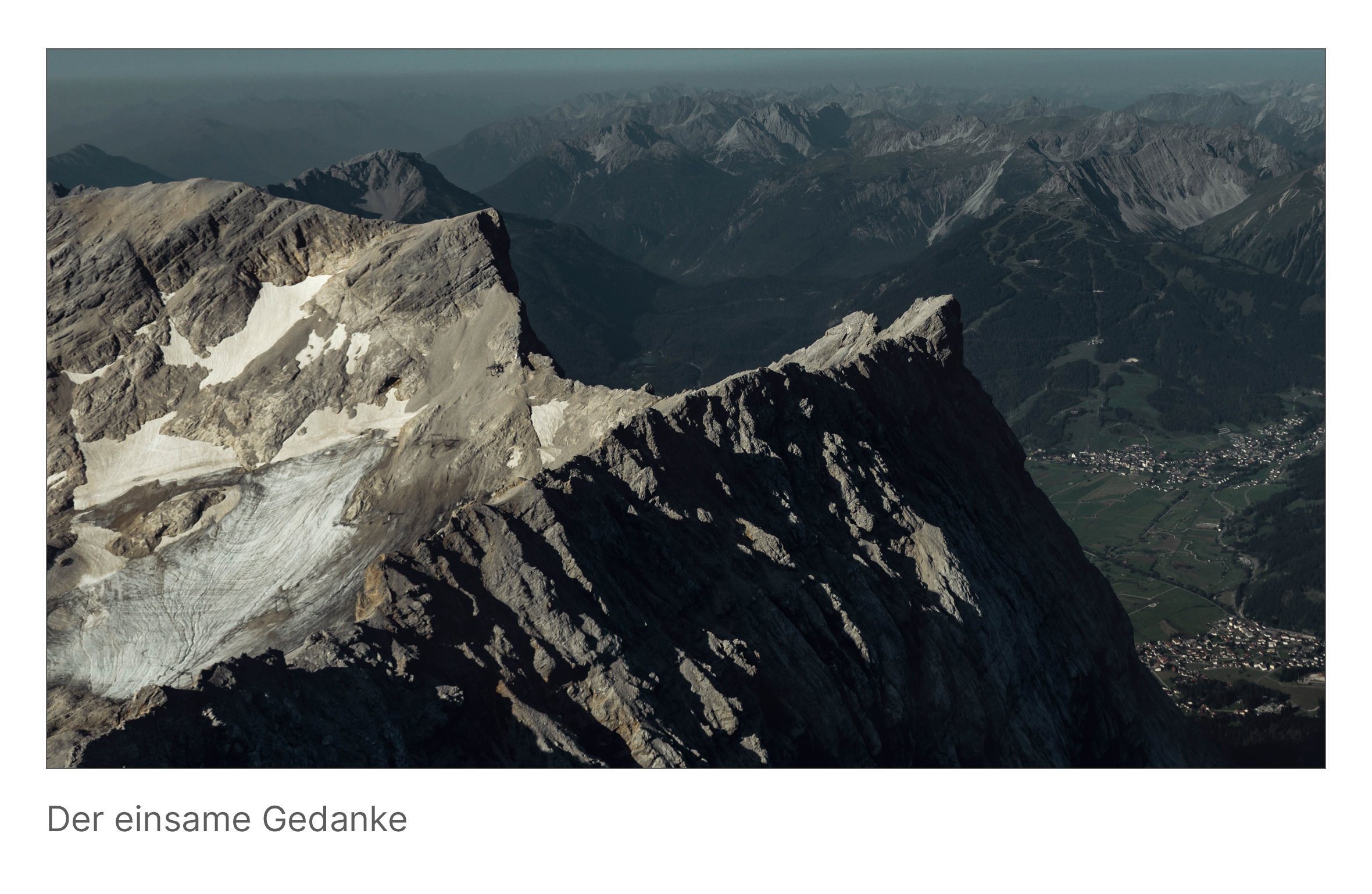 Licht fällt auf den scharfen Felskamm der Zugspitze, das Tal liegt still und fern – ein Bild über Isolation und Kontemplation in der Höhe.
