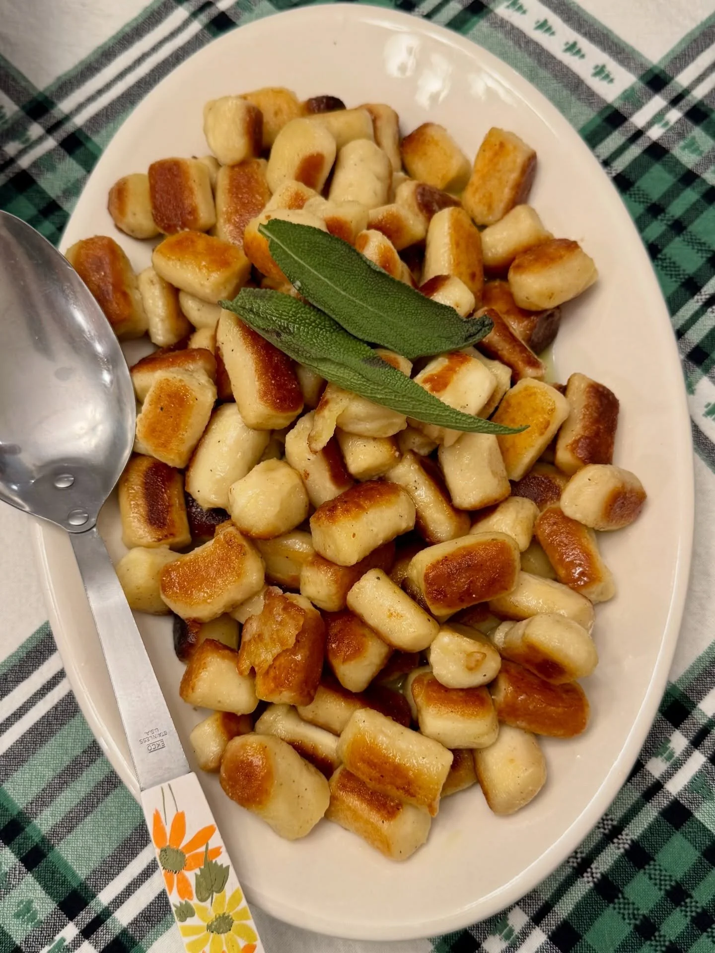 Some simple sage butter ravioli makes a great Christmas twist if red sauce isn&rsquo;t your thing this year. A little northern italy fav. My best ever was in Montalcino, Tuscany. This version has some help from @raffettos_pasta and @chefjwaxman with 