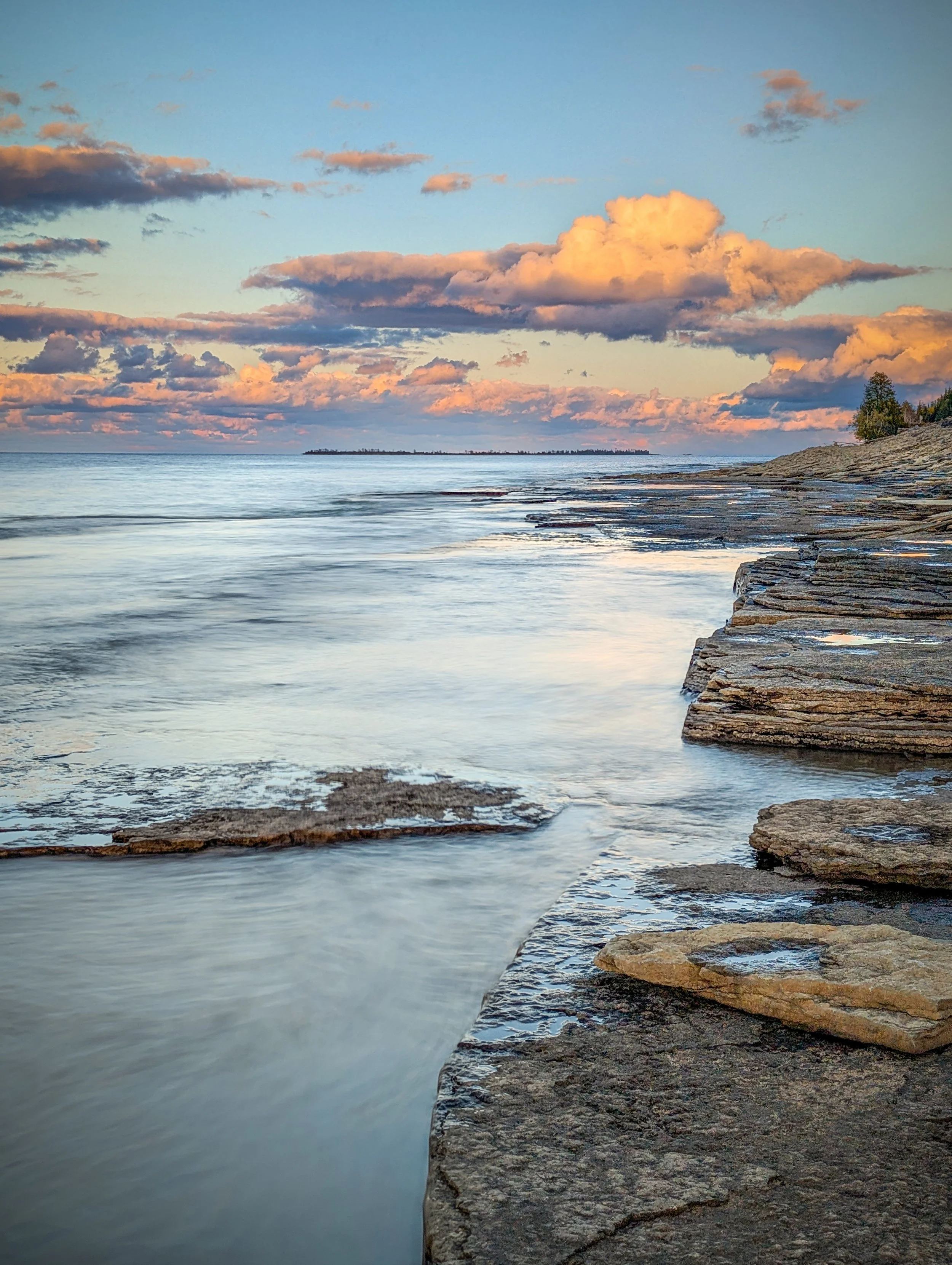 PXL_20251021_220341727.LONG_EXPOSURE-01.COVER (1).jpg