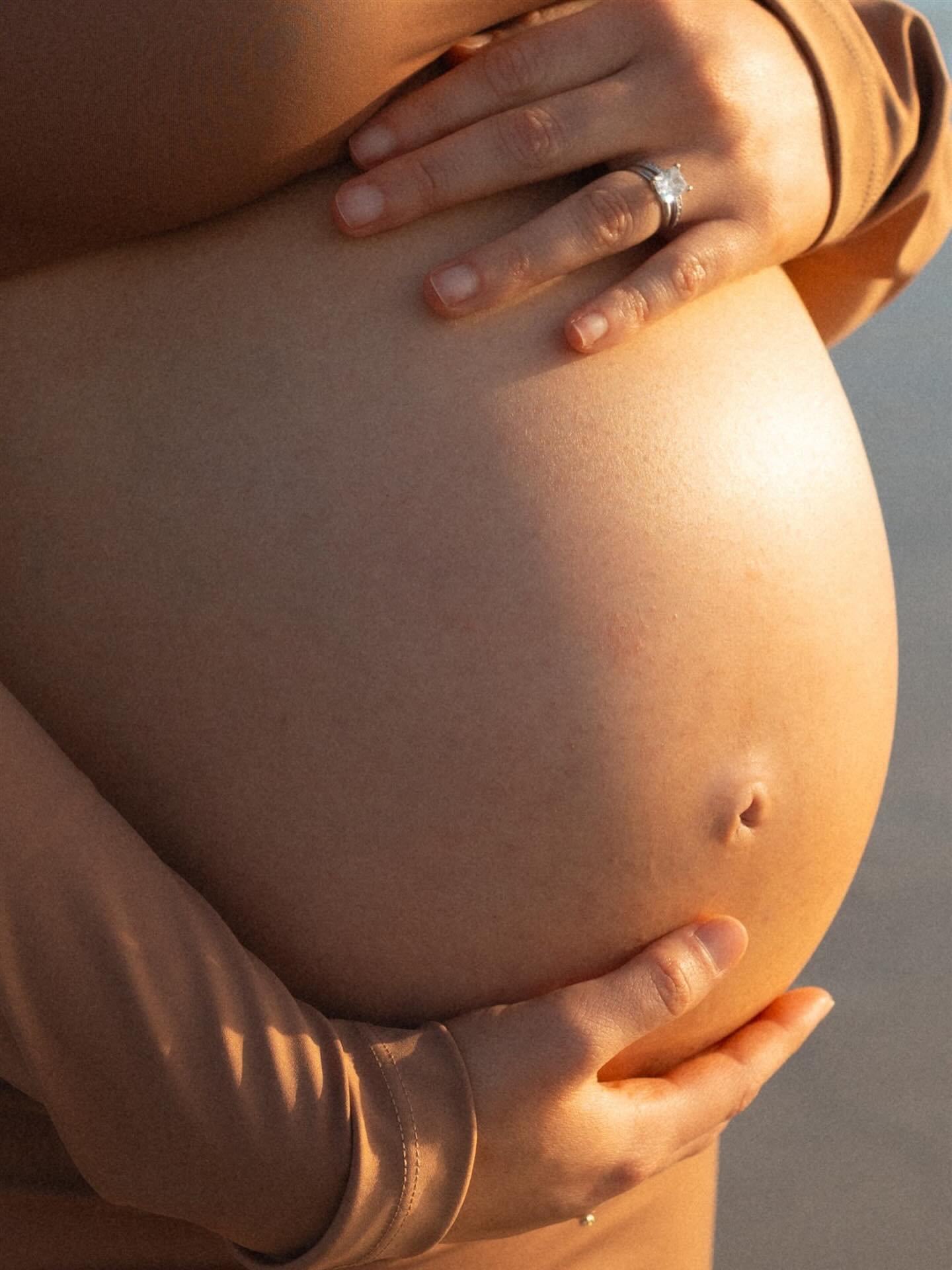 Sunset baby bumps are my new fav🤍 

#sunset #babybump #maternityphotos
