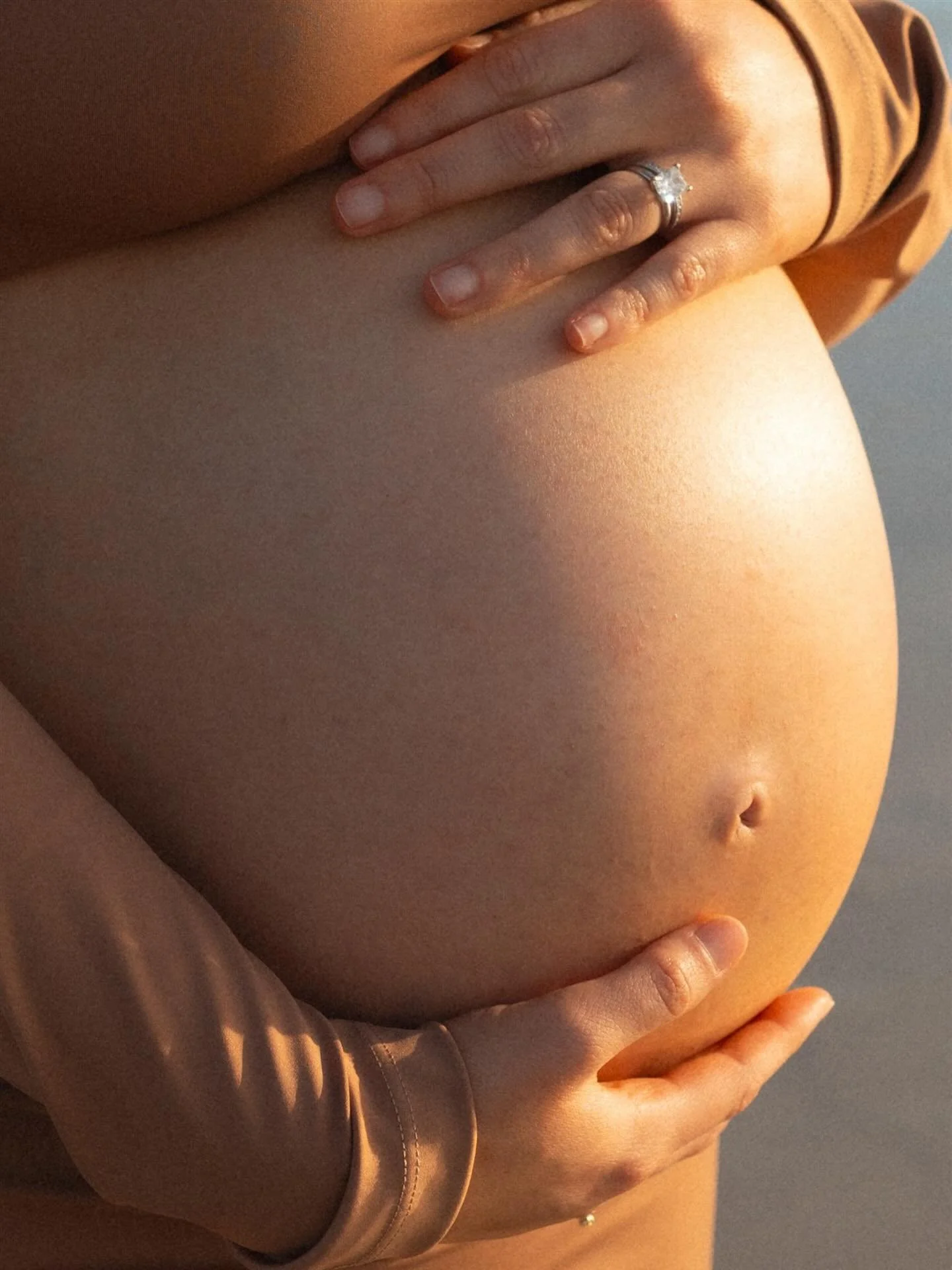 Sunset baby bumps are my new fav🤍 

#sunset #babybump #maternityphotos