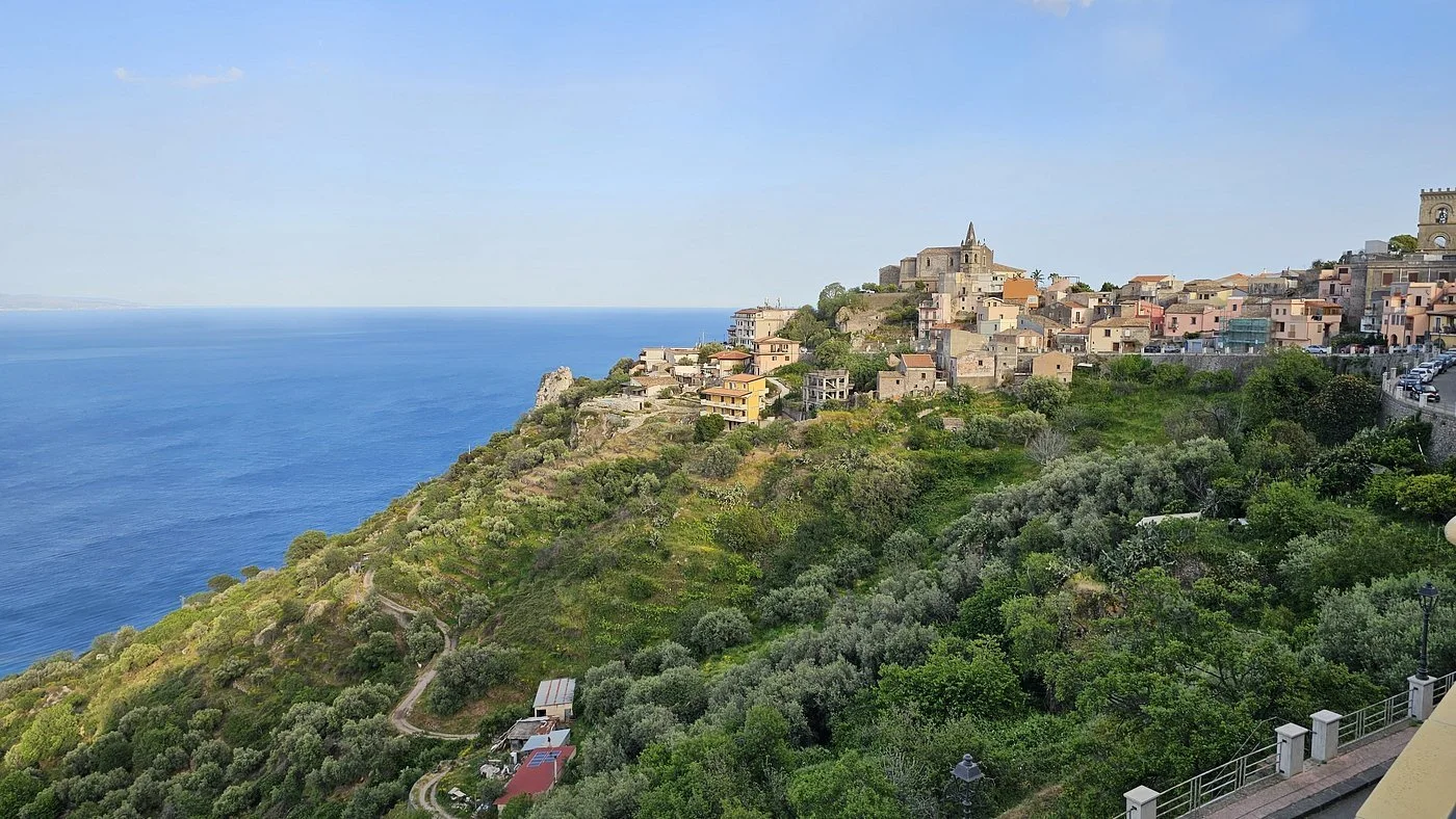 Savoca utsikt över hela savoca och havet.jpg