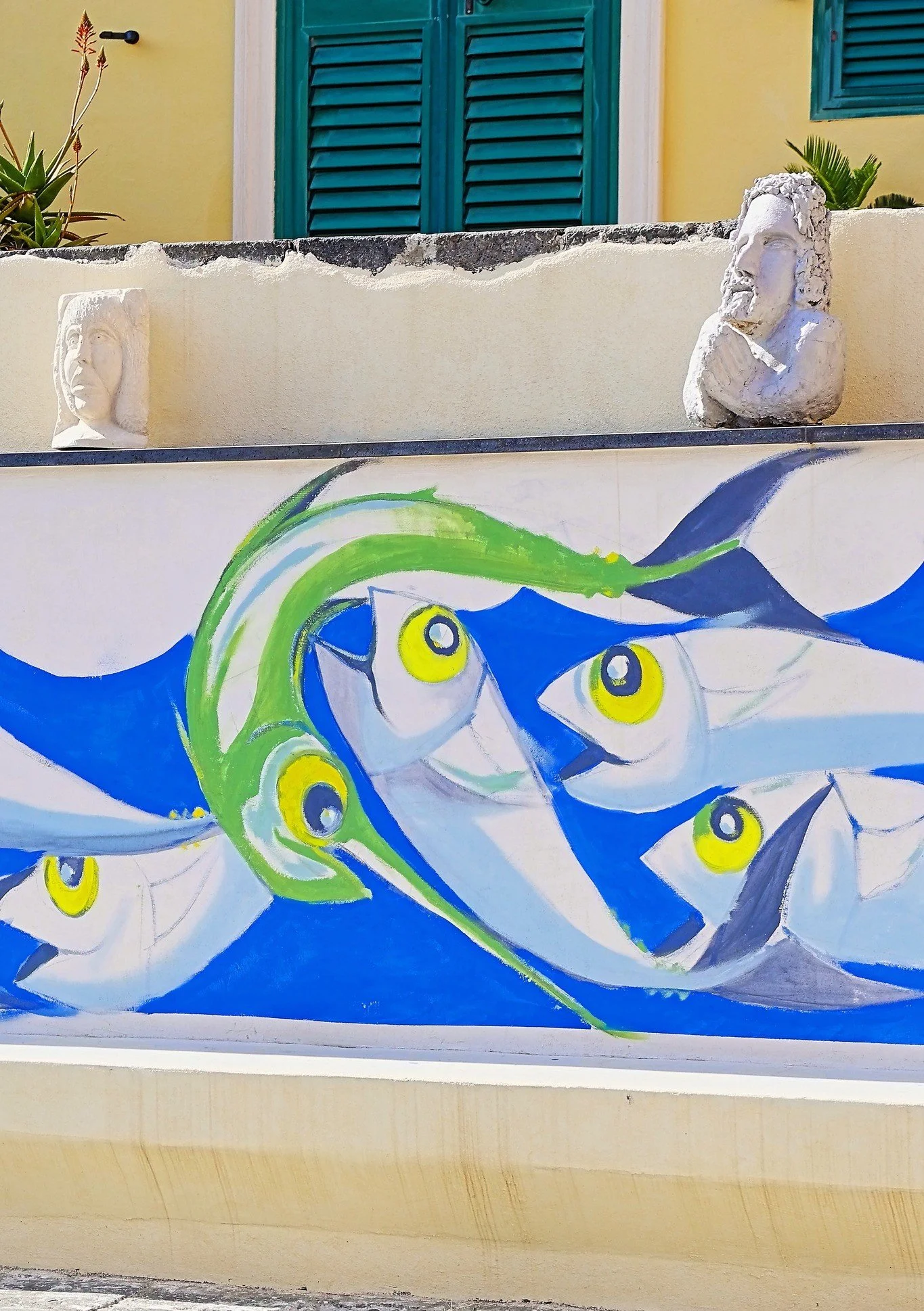 Particolare del murales di Salvo Currò e sculture.jpg