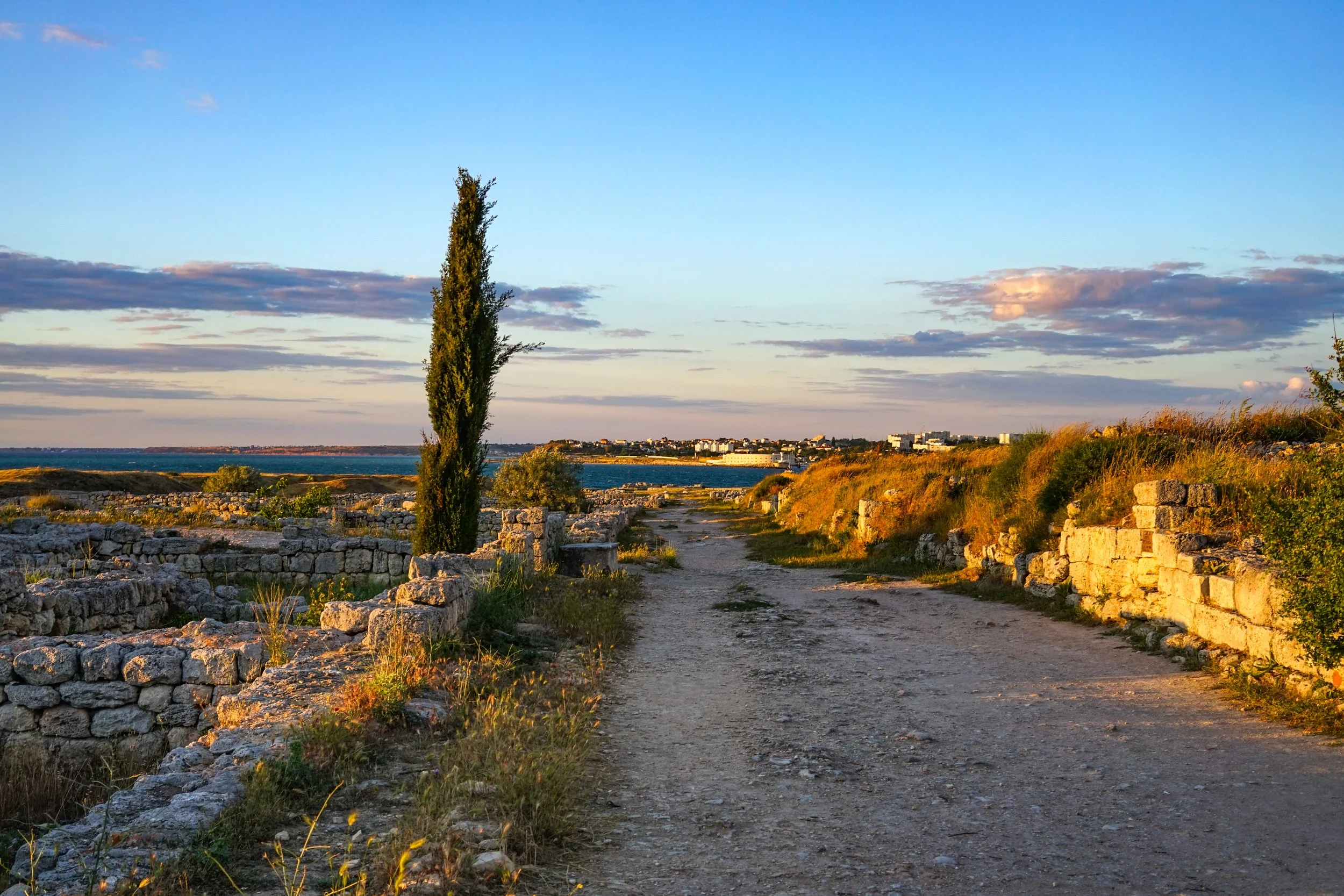 vecteezy_beautiful-sunset-over-the-ruins-of-chersonesos-sevastopol_4359838.jpg