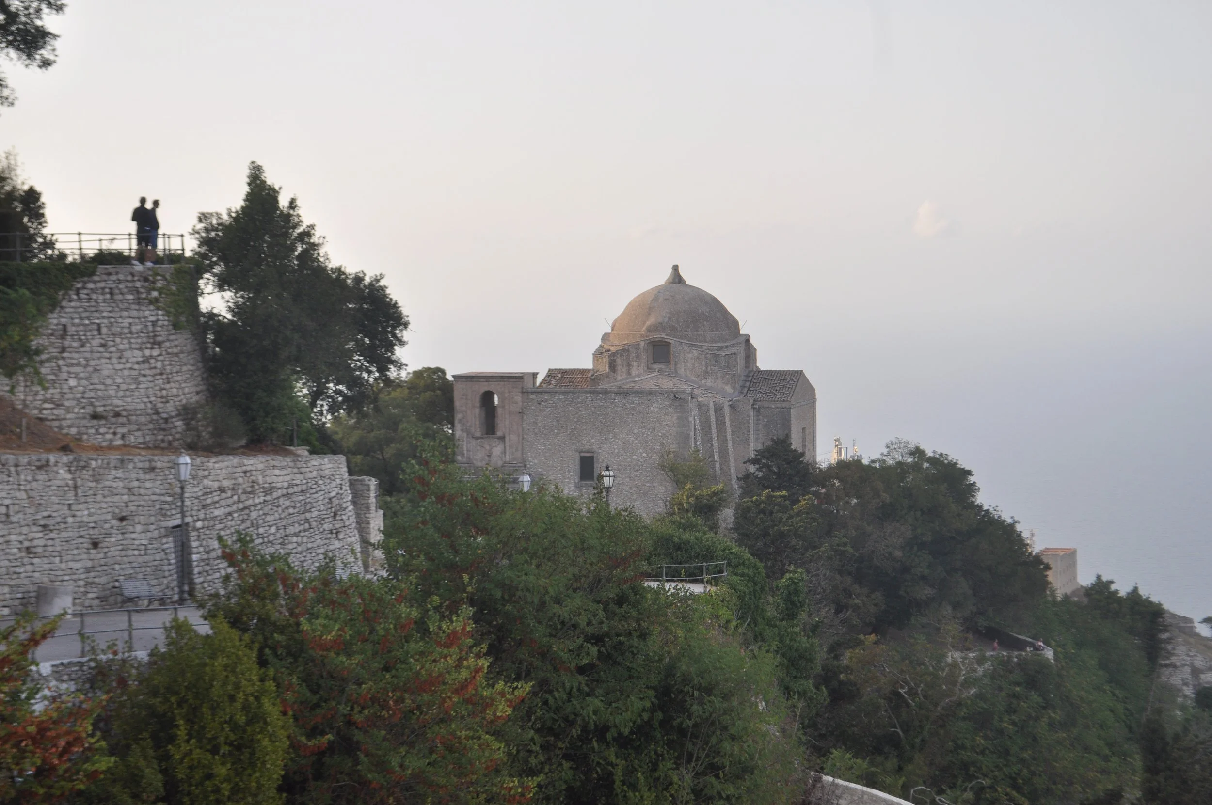 vecteezy_castello-di-venere-in-erice_6481147.jpg