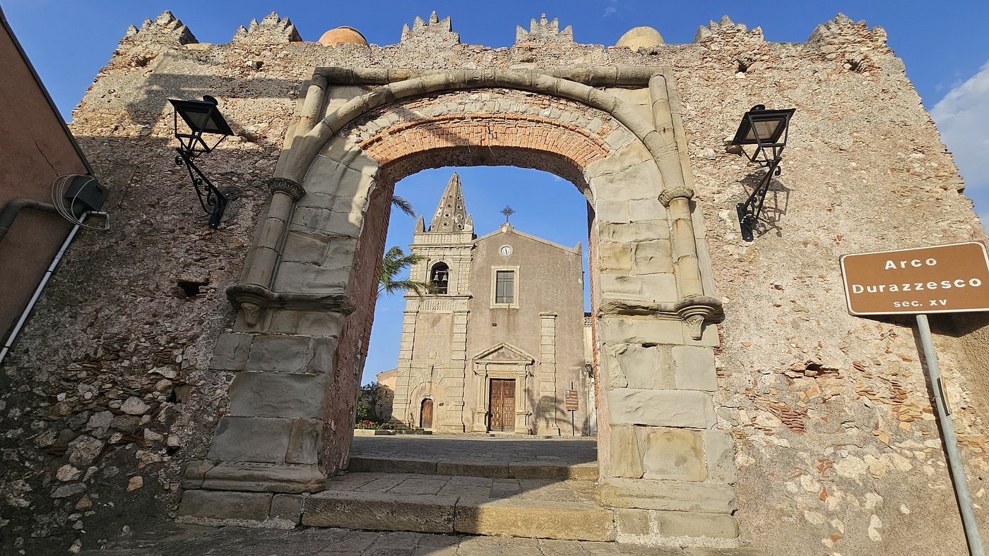 Savoca kyrka ingång.jpg