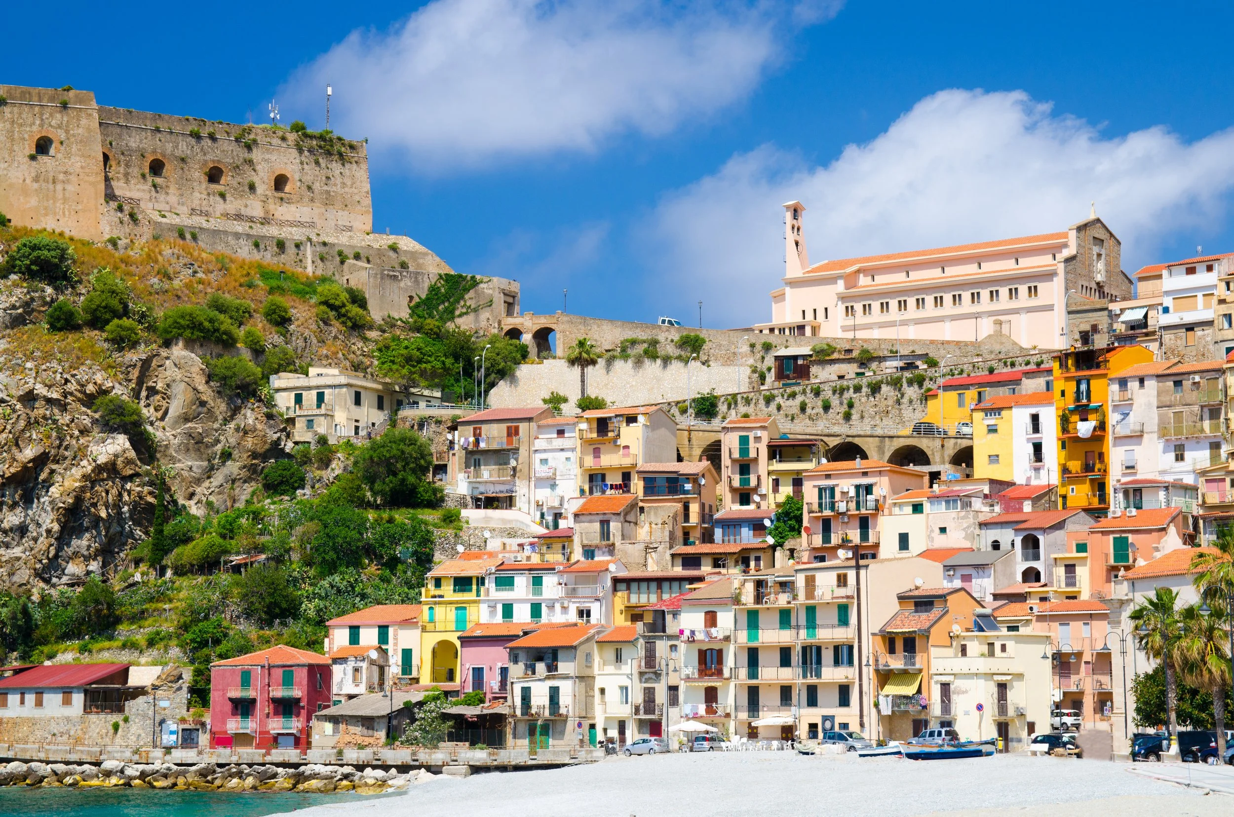 vecteezy_beautiful-town-scilla-with-medieval-castle-on-rock_6114948.jpg