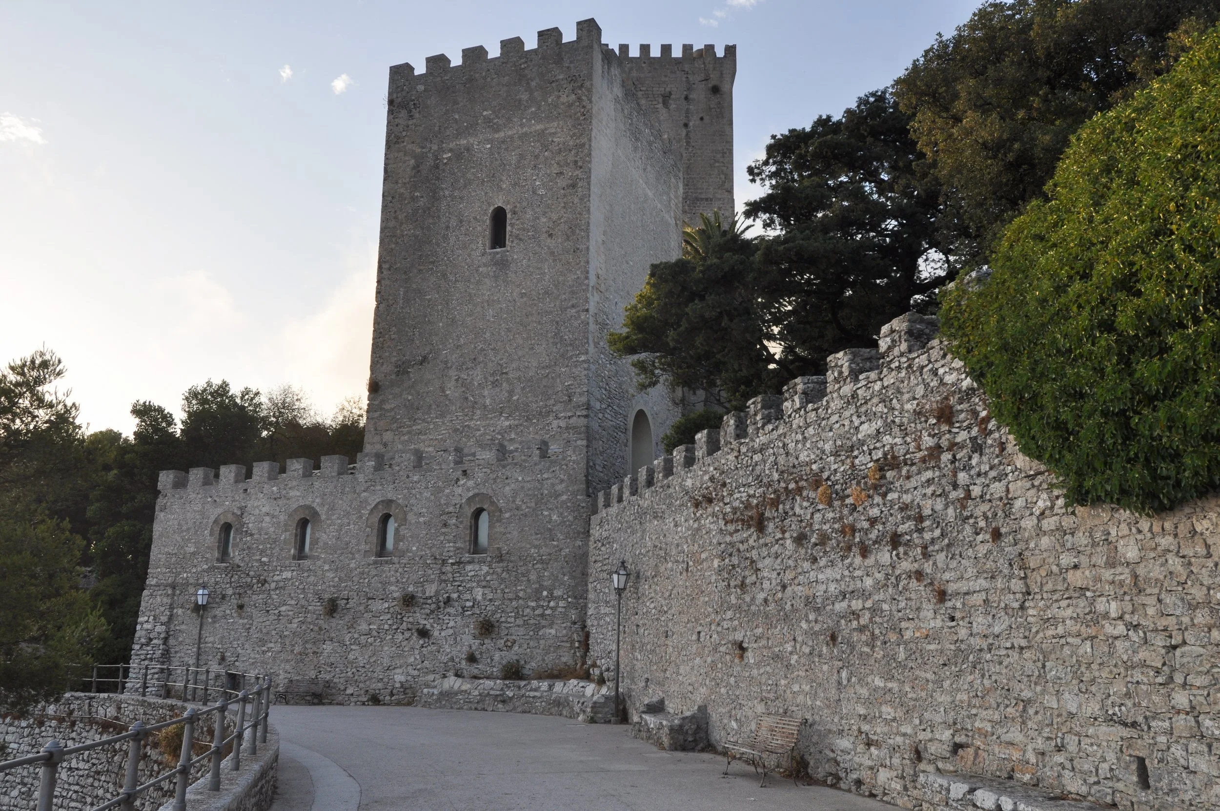 vecteezy_castello-di-venere-in-erice_7020155.jpg