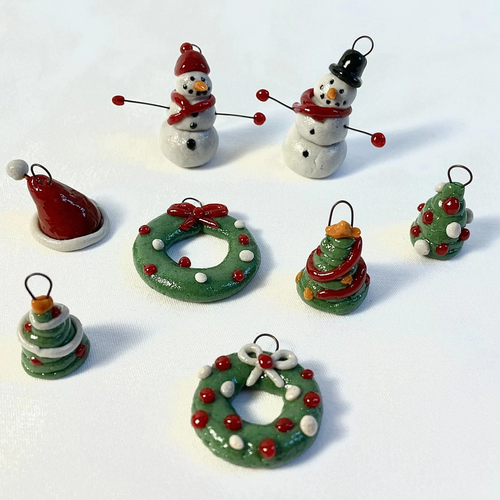 Can't believe it's already december! Hope everyone had a great thanksgiving! In the holiday spirit, check out these tiny little guys we made for the Christmas season. There were 3 snowmen but one of them melted in the kiln... and they turned out a li