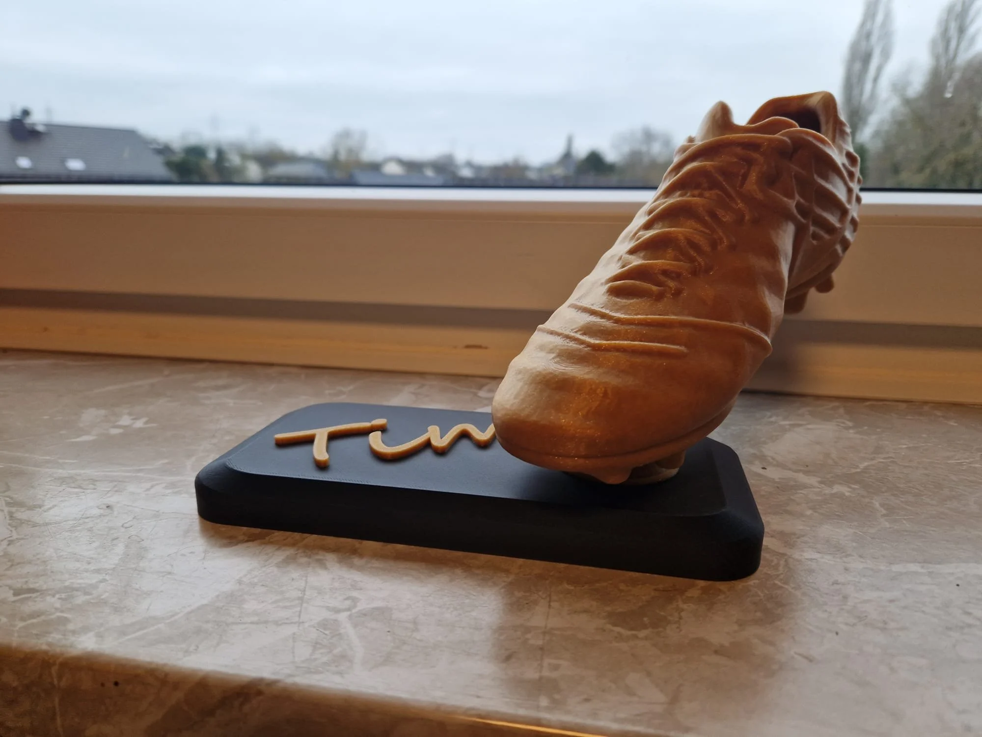 3d-druck eines sockels und fußballschuhs