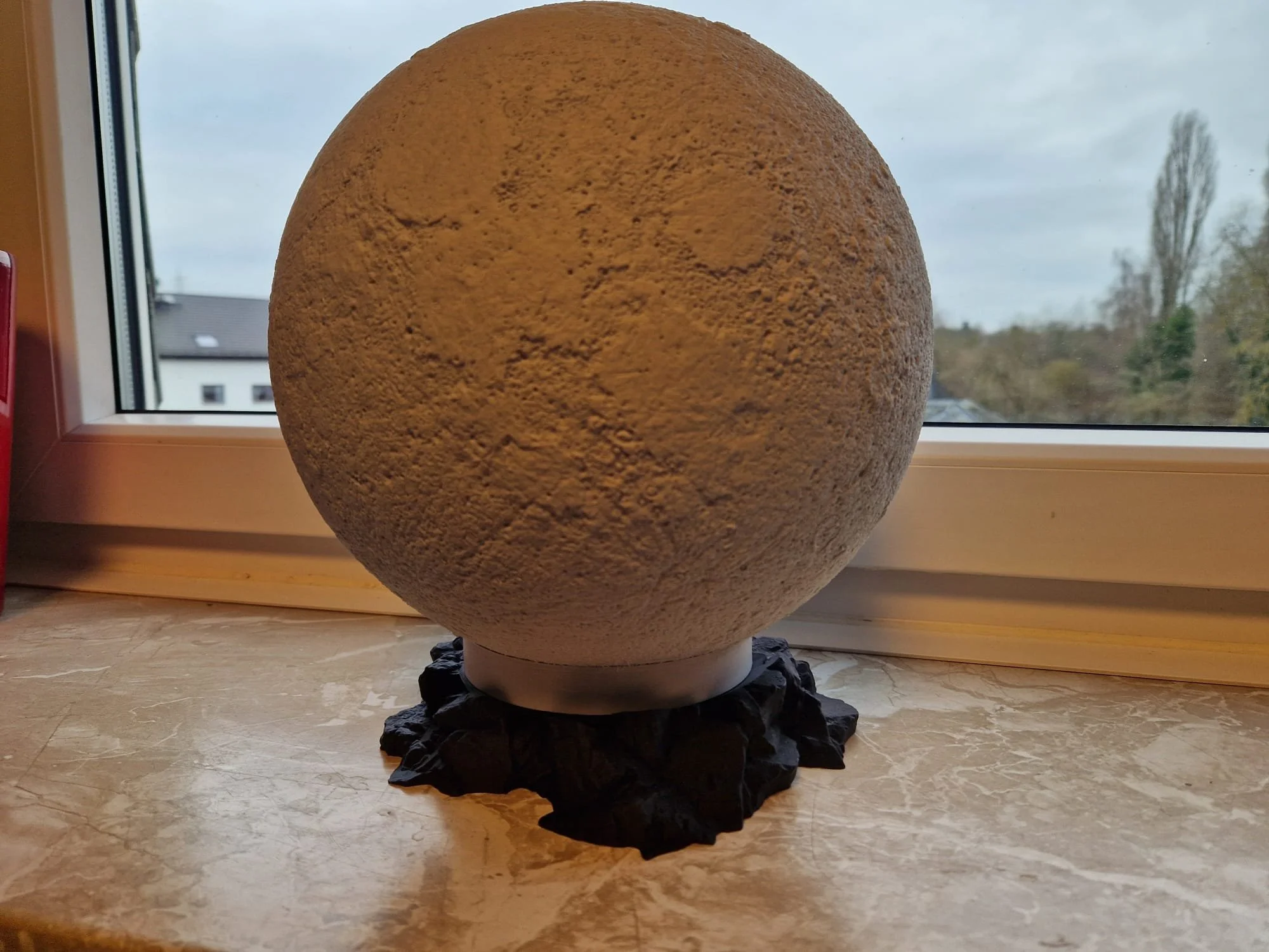 3d druck eines Mondes mit Felssockel