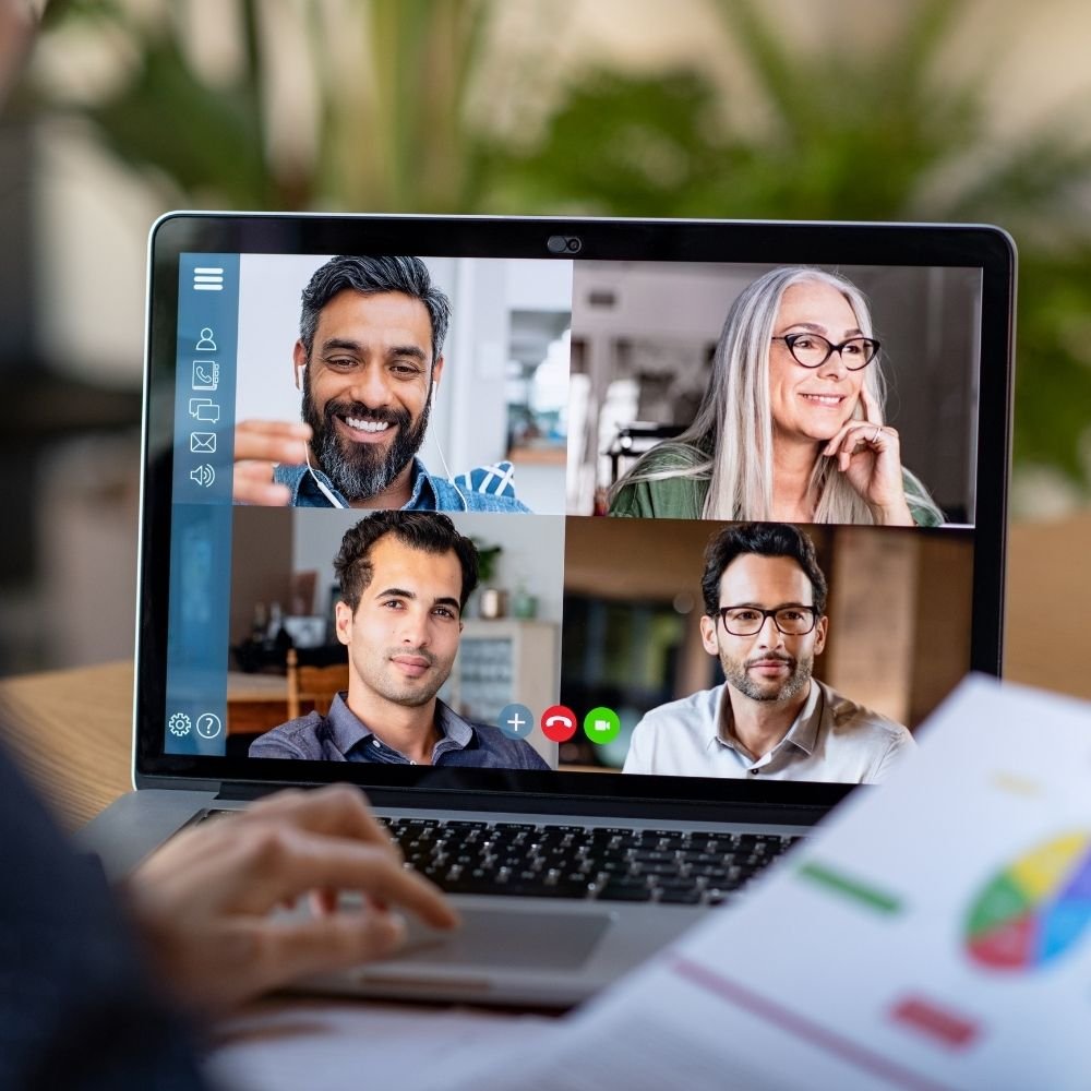 Vista de um computador em uma reunião em grupo