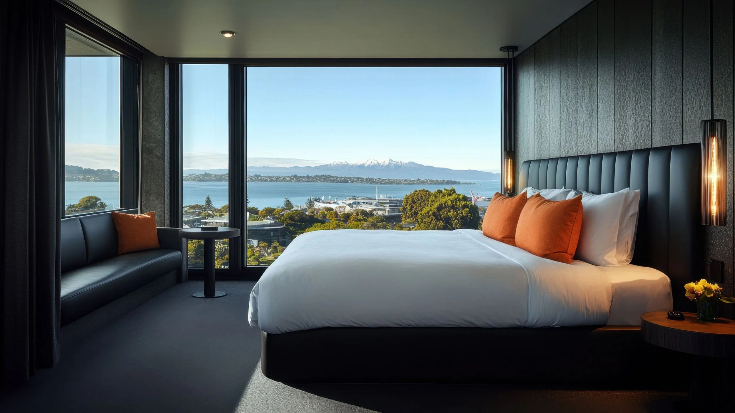 Um quarto com cama e vista para a água