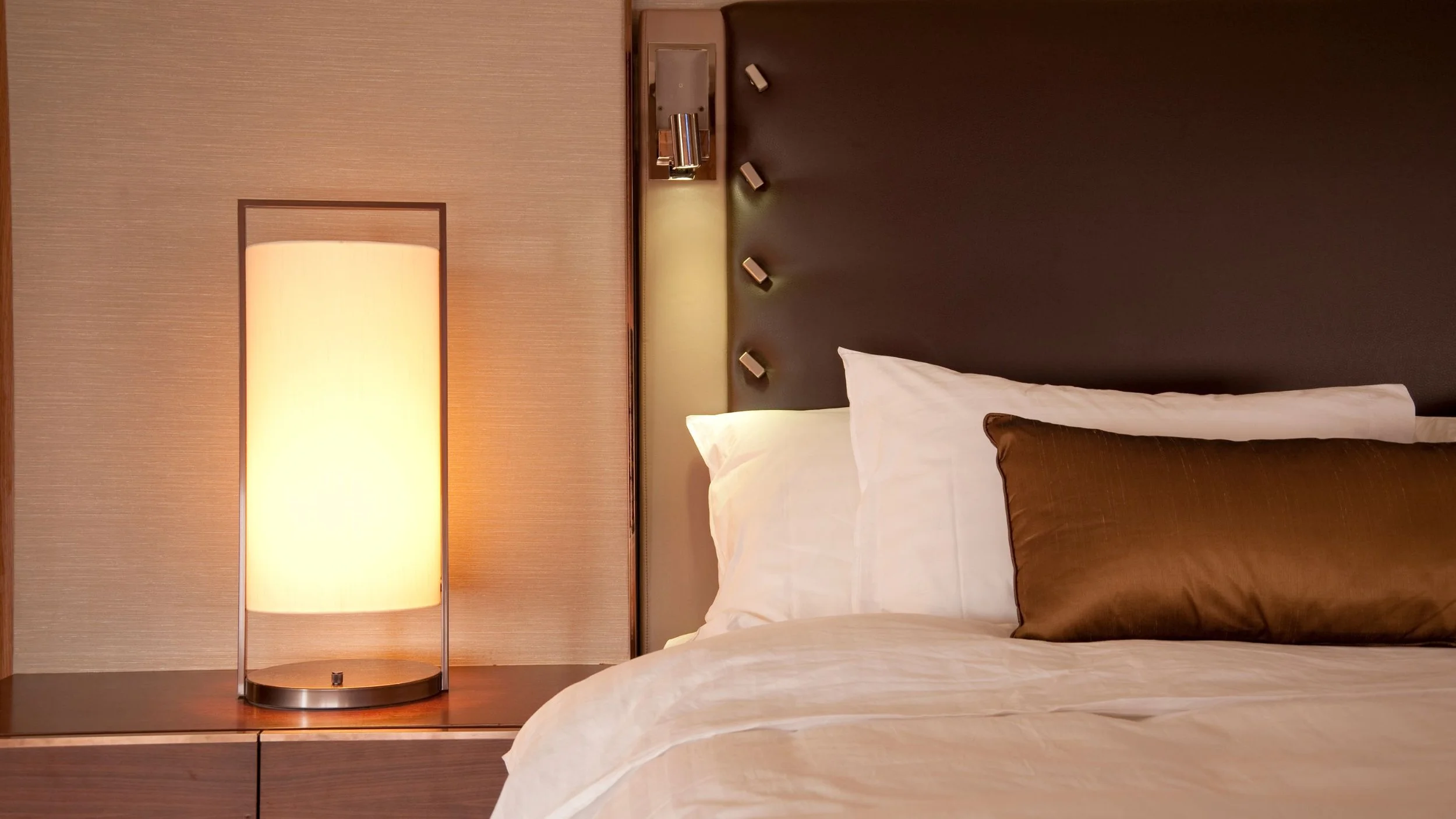 Uma mesa com um abajur ao lado