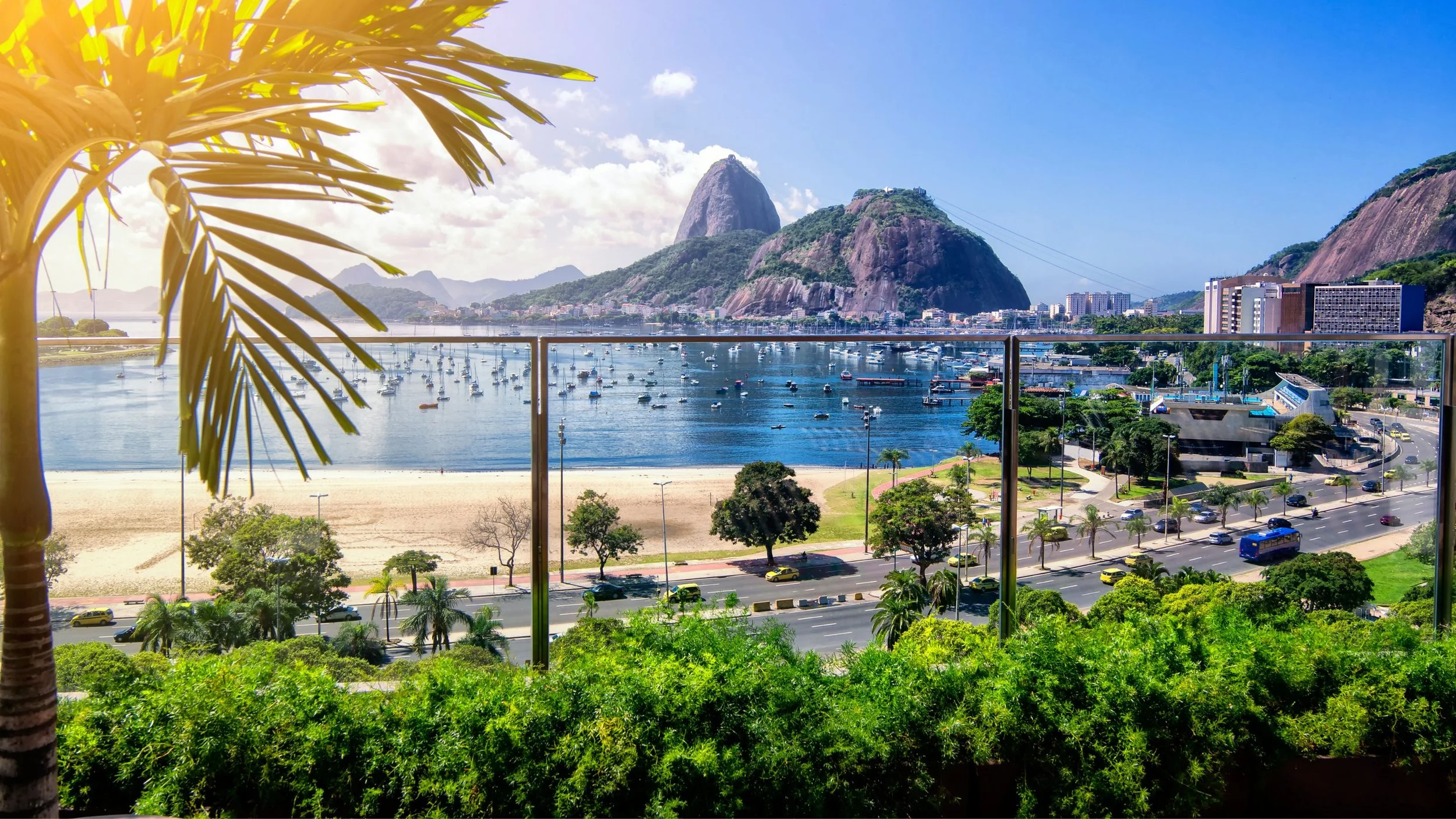 Vista de um hotel sustentável com o Pão de Açúcar ao fundo