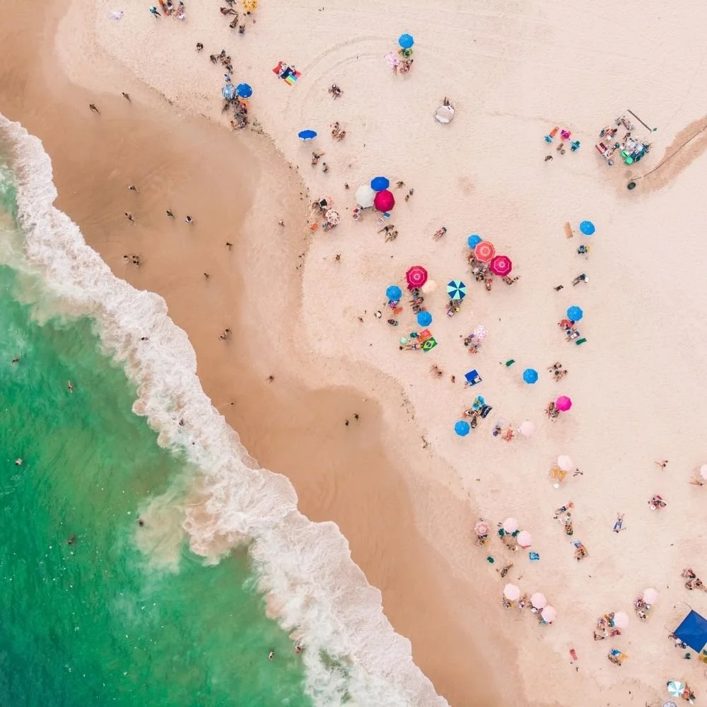 Vista aérea de uma praia limpa, sem lixo