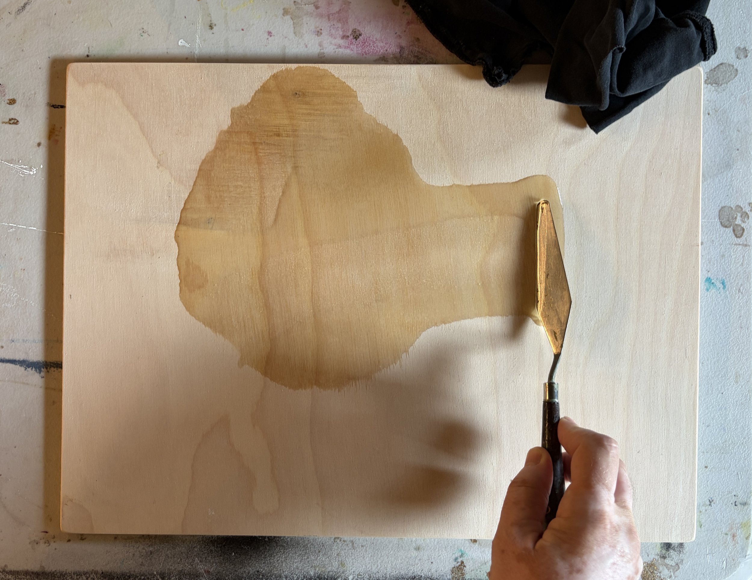 Spread the linseed oil with a  palette knife.