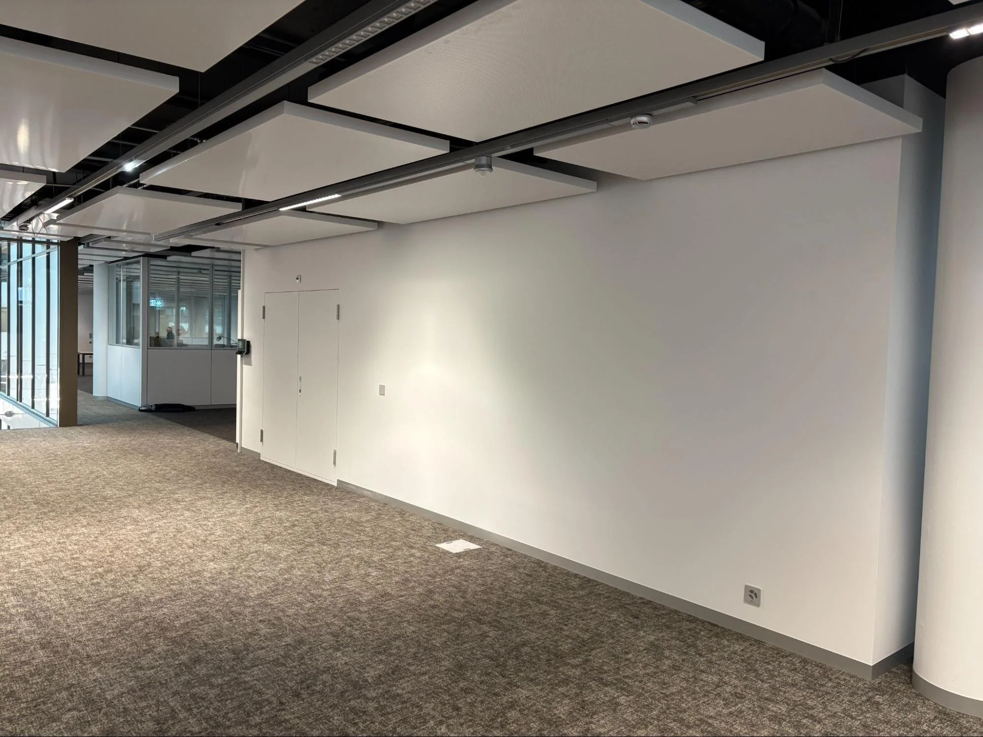 Plateau de bureaux à Genève avec faux-plafond, dalles acoustiques et peinture réalisés par DSD SA