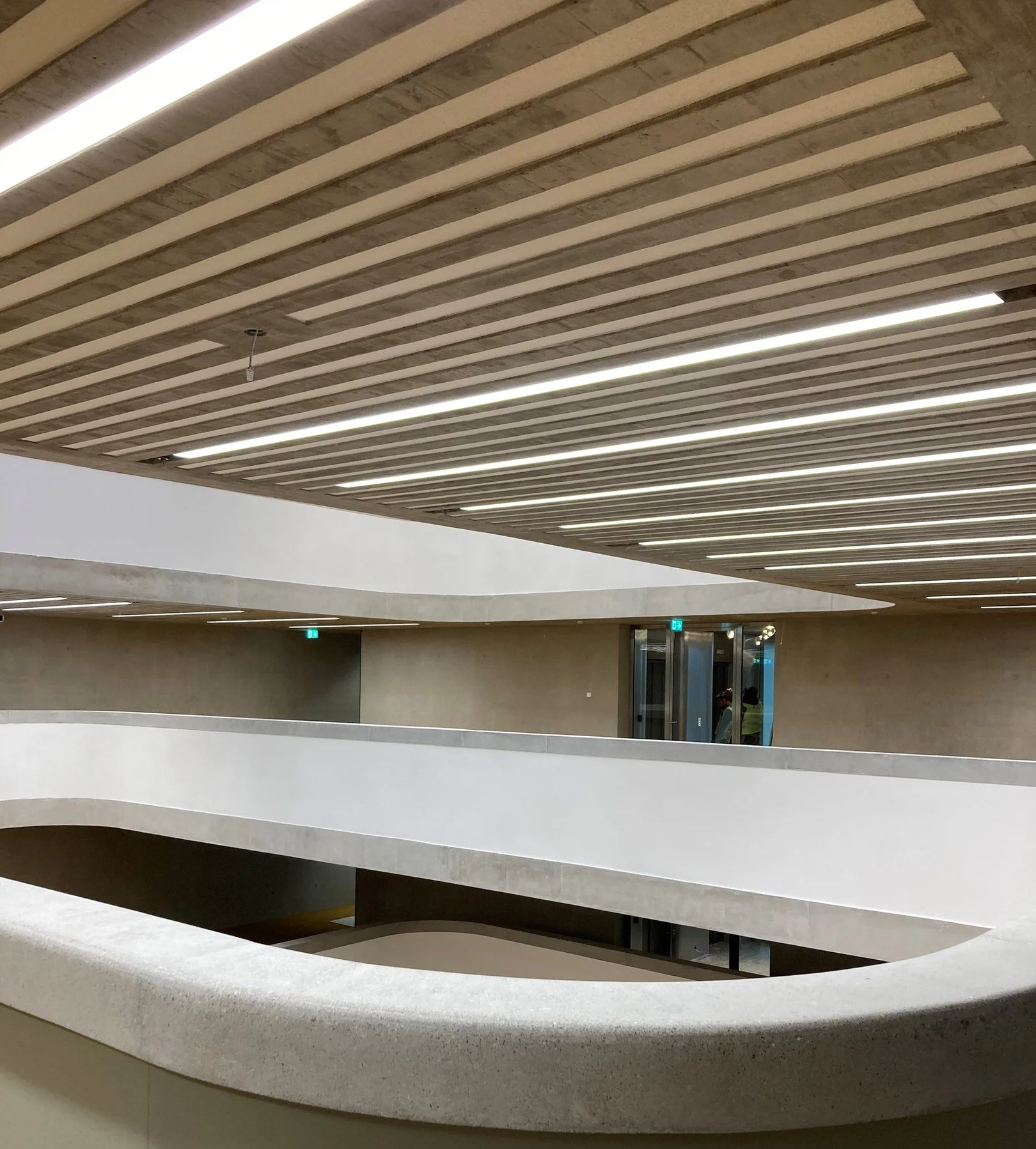Faux-plafond en plâtre à profil courbe et lames acoustiques réalisés par DSD SA dans une organisation internationale à Genève