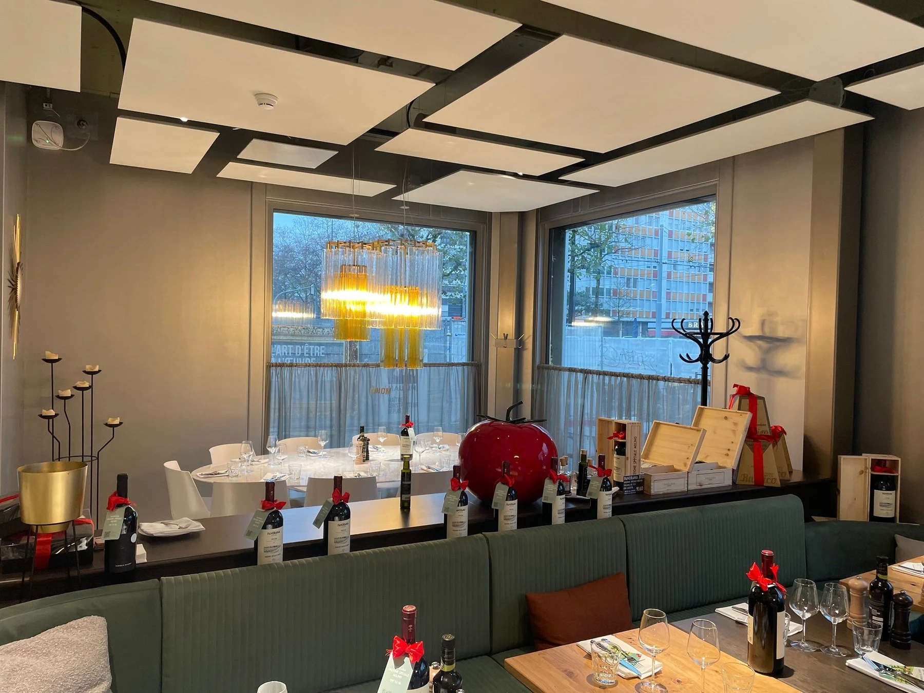 Salle de restaurant à Genève avec faux-plafond acoustique et finitions murales réalisés par DSD SA