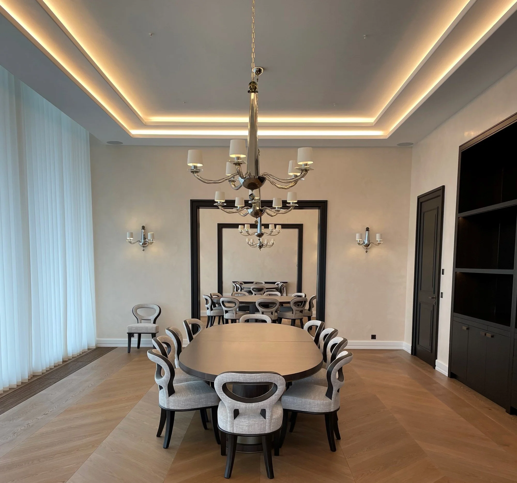 Plafond actif acoustique avec corniches lumineuses et revêtements muraux en papier peint, réalisés par DSD SA dans les bureaux d'une direction horlogère à Genève