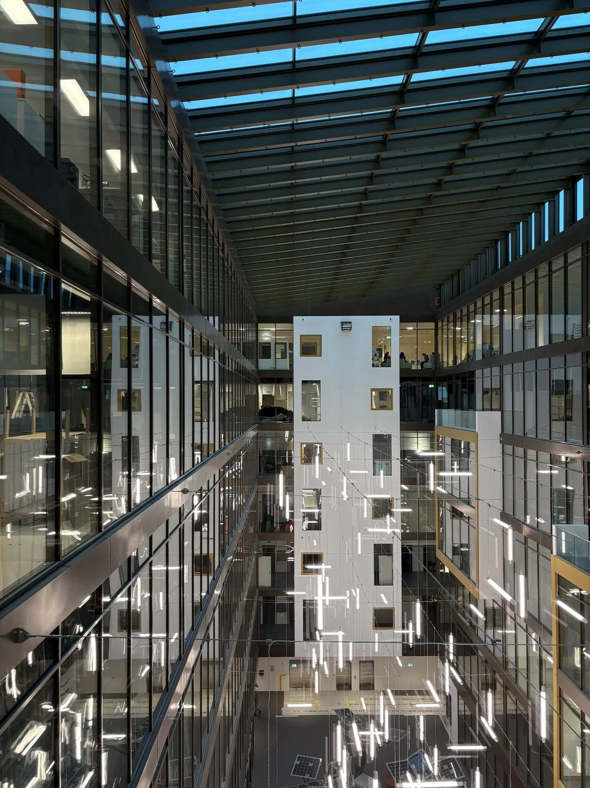 Atrium de centre de formation à Genève avec faux-plafonds, cloisons et peinture réalisés par DSD SA