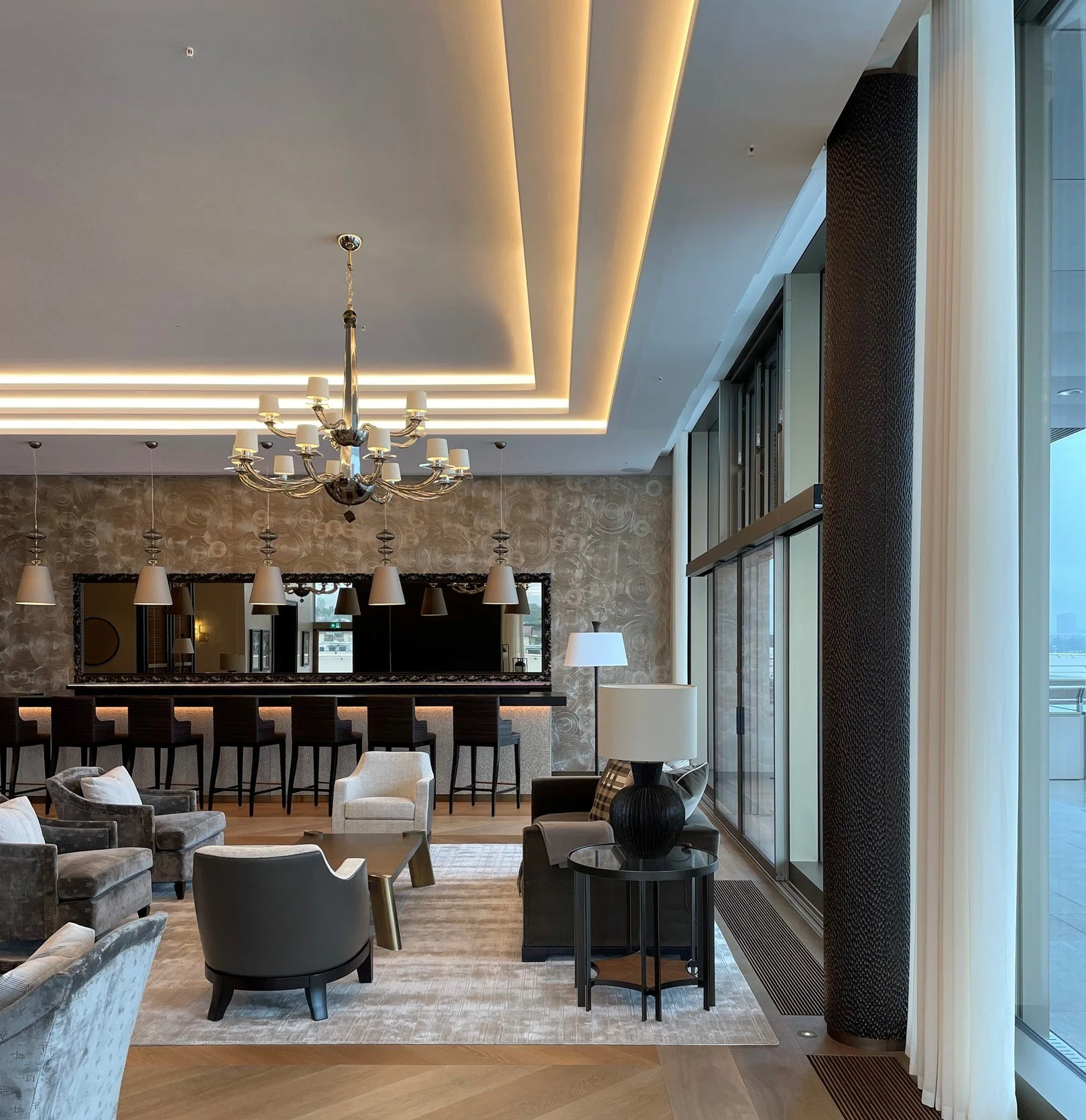 Plafond actif phonique en caissons avec corniches lumineuses et revêtements muraux décoratifs, réalisés par DSD SA dans un espace horloger à Genève