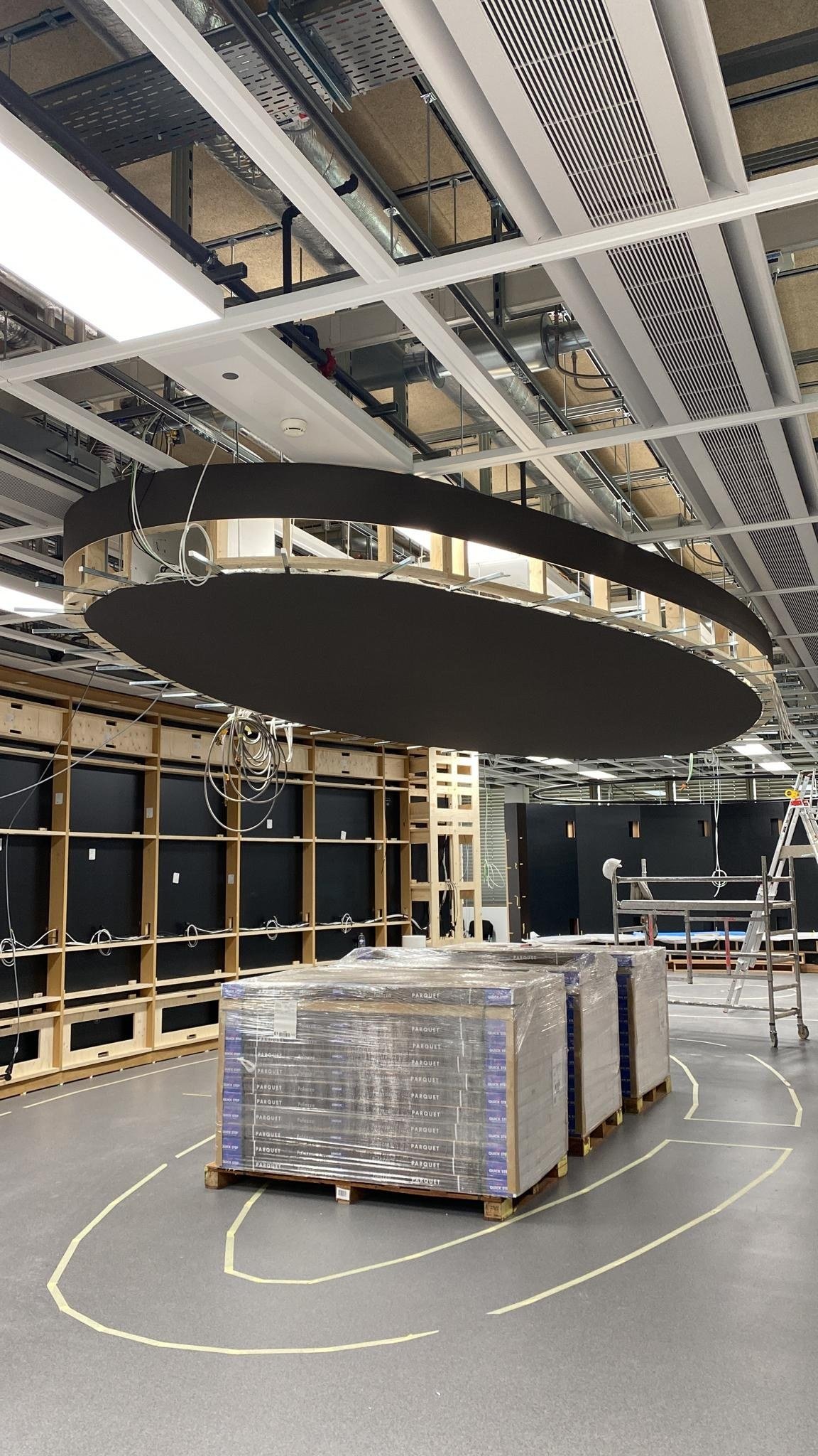 Élément circulaire en plaques de plâtre en cours d'assemblage lors d'un chantier DSD SA à Genève