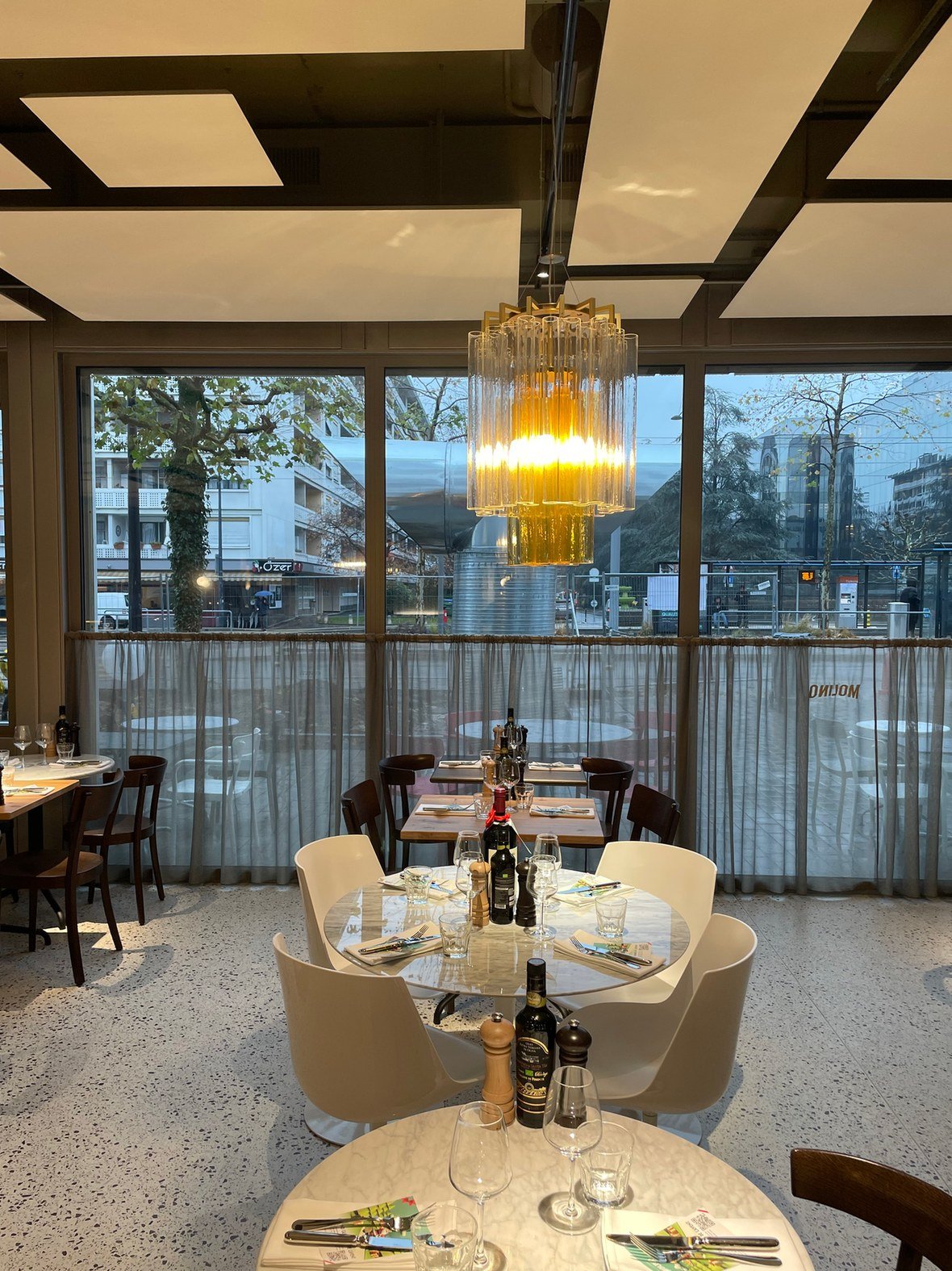 Plafond acoustique en panneaux réalisé par DSD SA dans la salle d'un restaurant à Genève