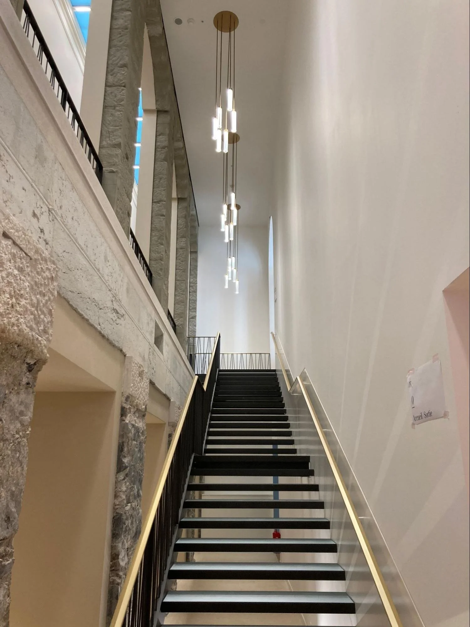 Panneaux acoustiques et enduits en plâtre réalisés par DSD SA dans la cage d'escalier du Conservatoire de musique de Genève