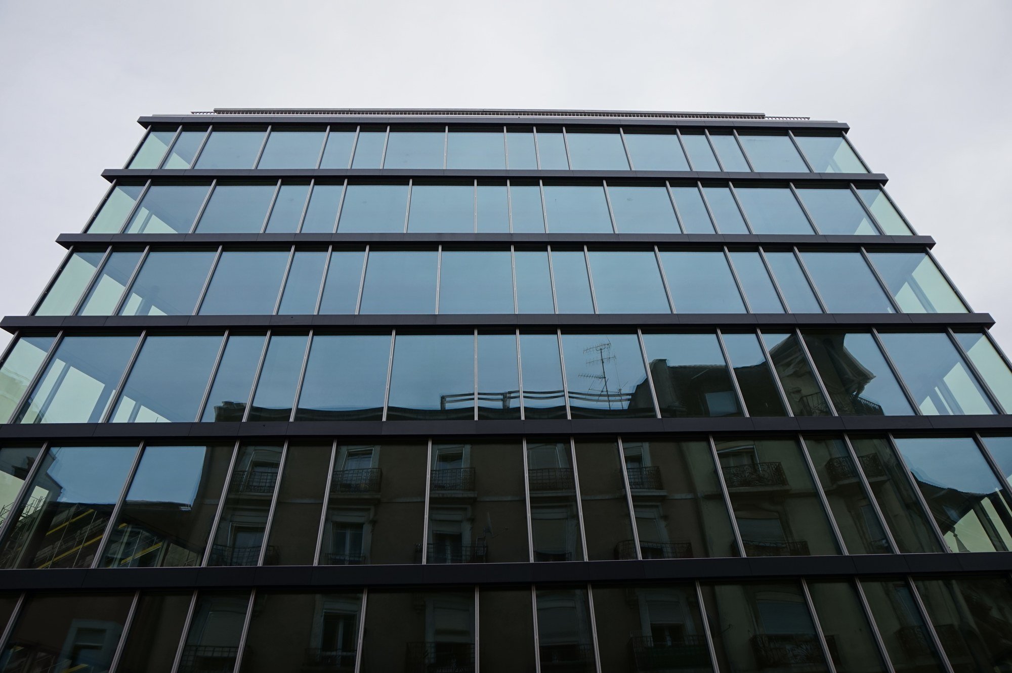 Cloisons en plaques de plâtre et faux-plafonds réalisés par DSD SA dans un immeuble commercial de bureaux à Genève