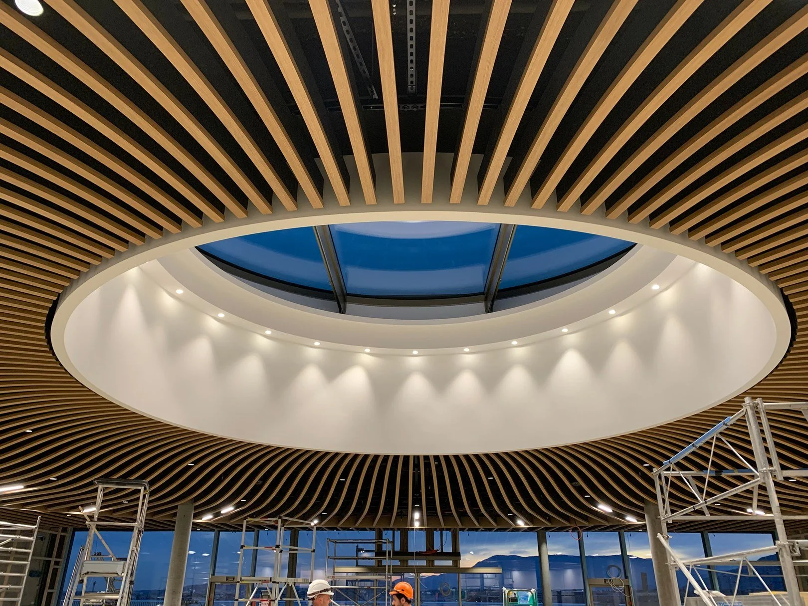 Corniche en plâtre circulaire et peinture de finition autour d'un puits de lumière, réalisées par DSD SA à Genève