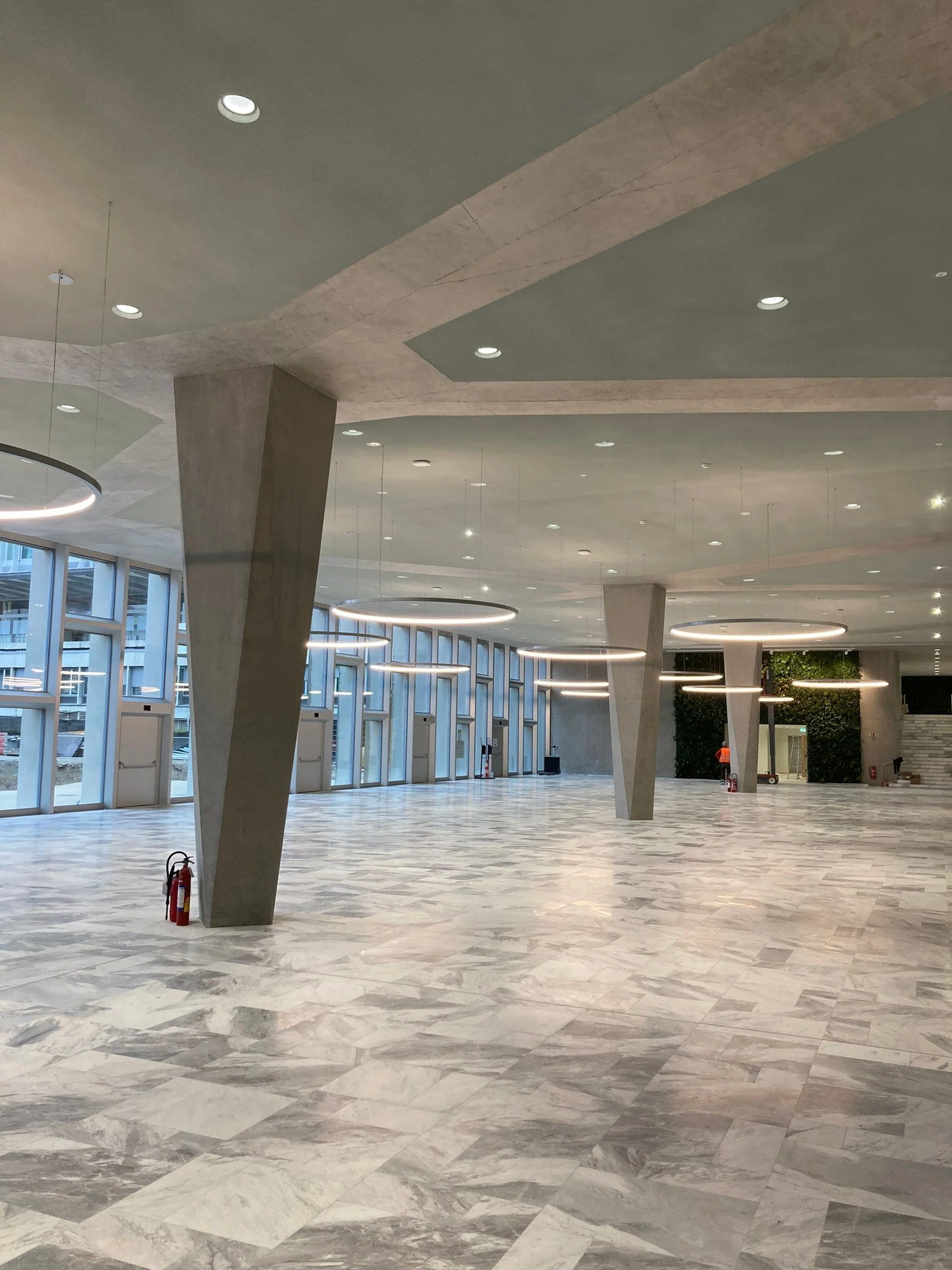 Plafond acoustique en plâtre réalisé par DSD SA dans la salle de réception d'une organisation internationale à Genève