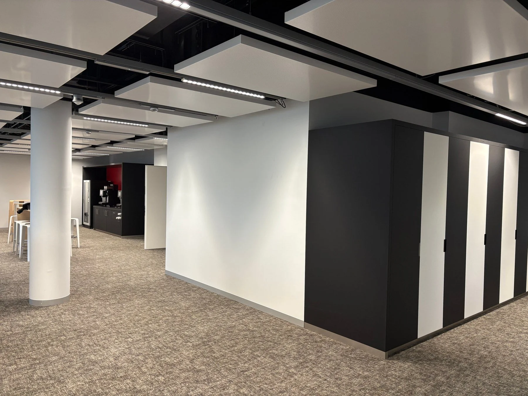 Cloisons de séparation, faux-plafonds techniques et finitions peinture réalisés par DSD SA dans un centre de formation en horlogerie à Genève