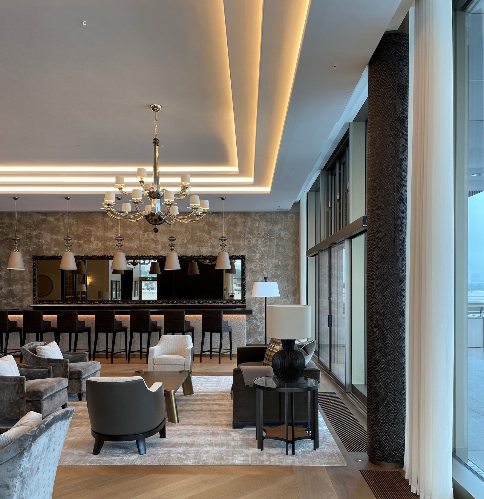 Plafond actif phonique en caissons avec corniches lumineuses et revêtements muraux décoratifs, réalisés par DSD SA dans un espace horloger à Genève