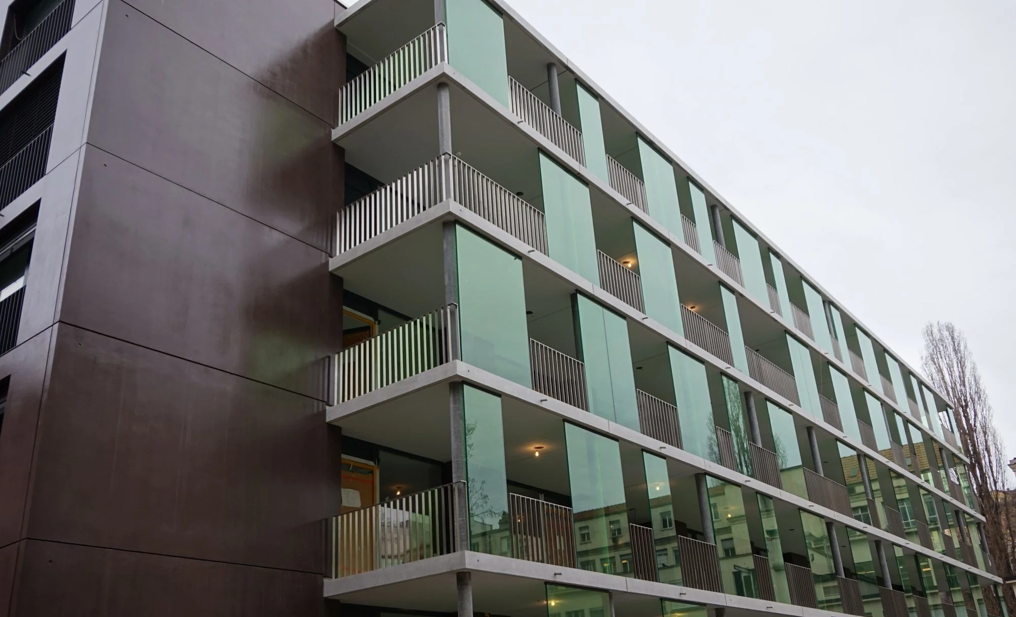 Travaux de plâtrerie, coursives de distribution et revêtements de sol réalisés par DSD SA dans un immeuble de logements à la Jonction, Genève