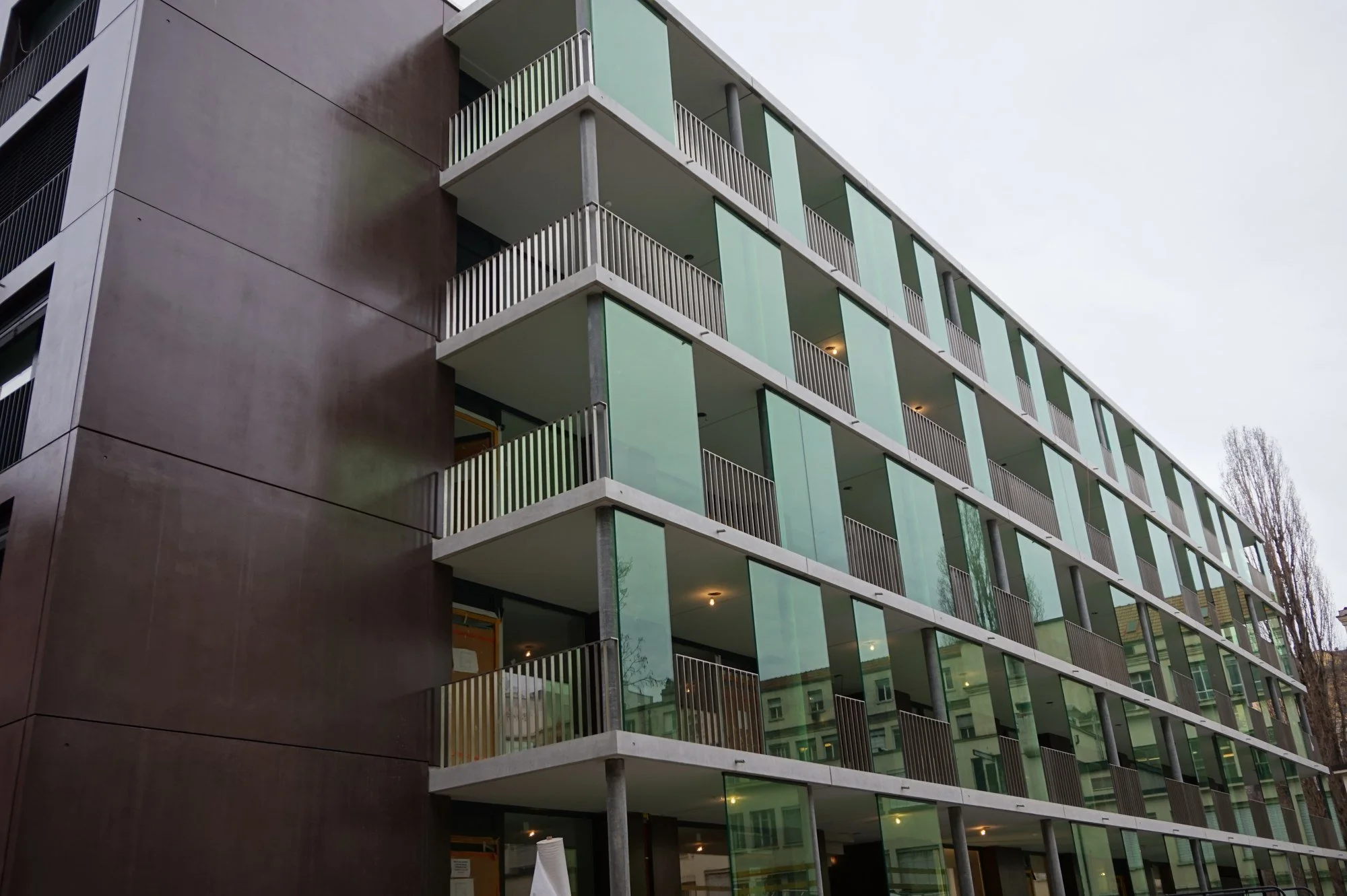 Travaux de plâtrerie, coursives de distribution et revêtements de sol réalisés par DSD SA dans un immeuble de logements à la Jonction, Genève