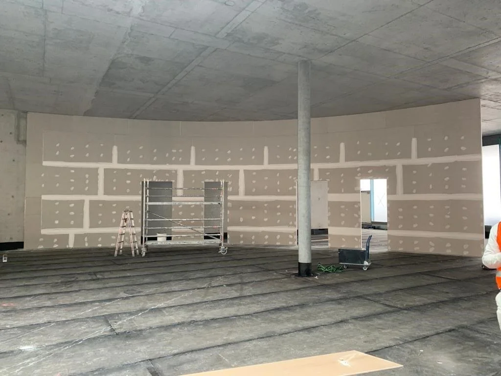 Jointoyage de plaques de plâtre sur une cloison cintrée lors d'un chantier DSD SA à Genève