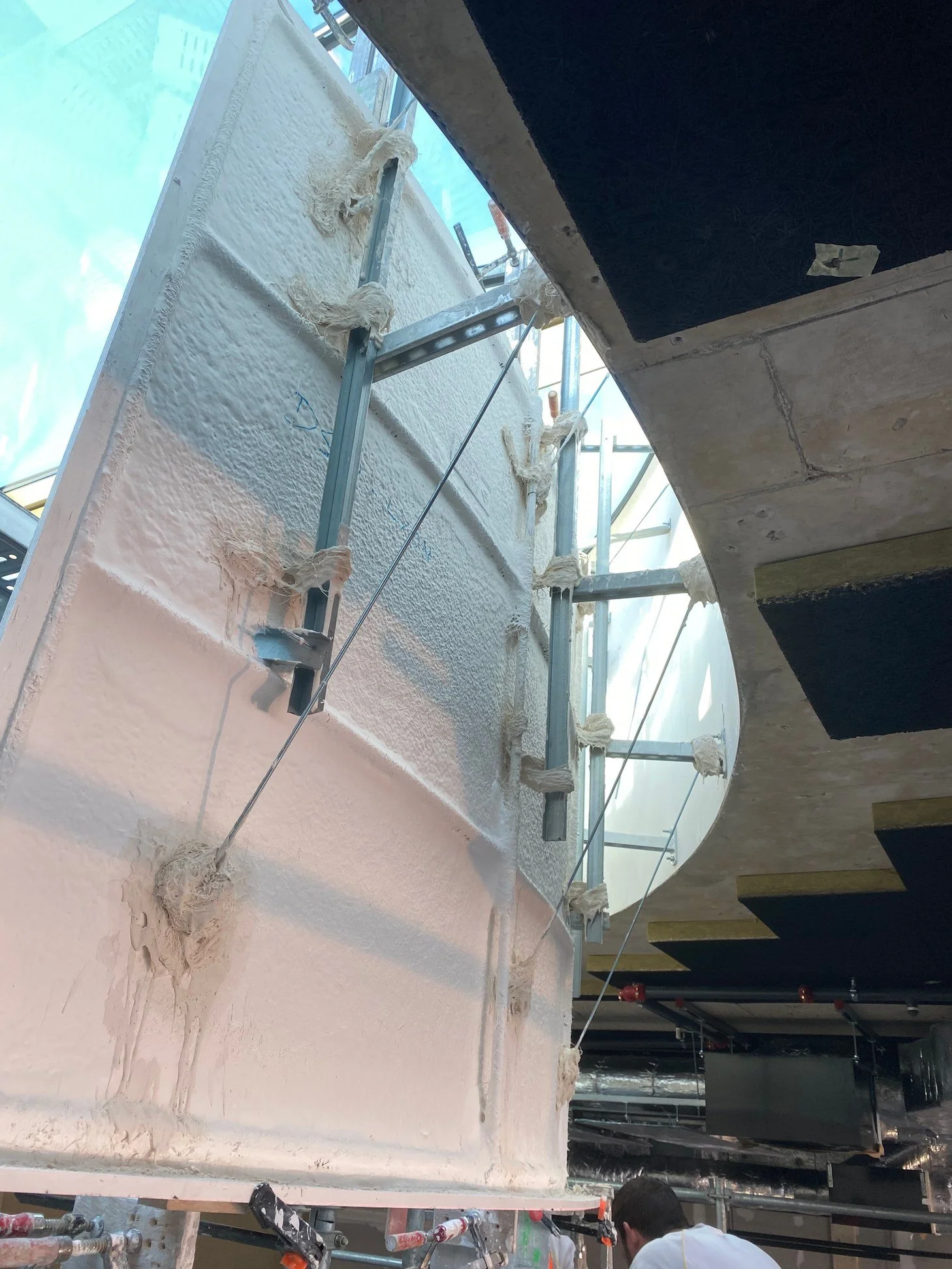 Habillage en plâtre d'une coupole arrondie sur un chantier DSD SA à Genève