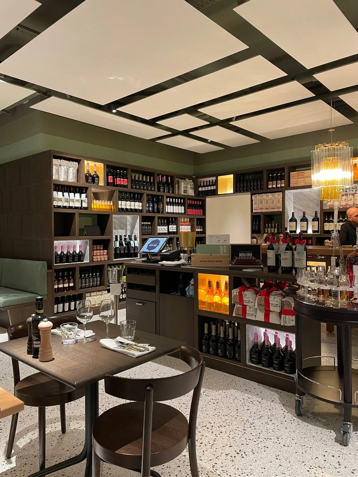 Panneaux acoustiques de plafond réalisés par DSD SA à l'accueil d'un restaurant à Genève