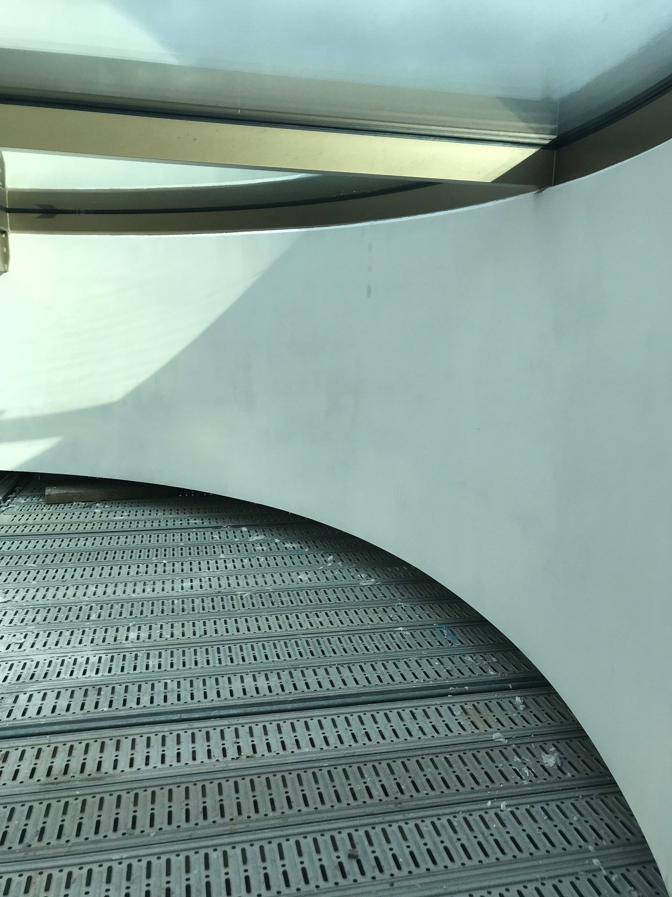 Lissage et finition d'une corniche en plâtre sur un chantier DSD SA
