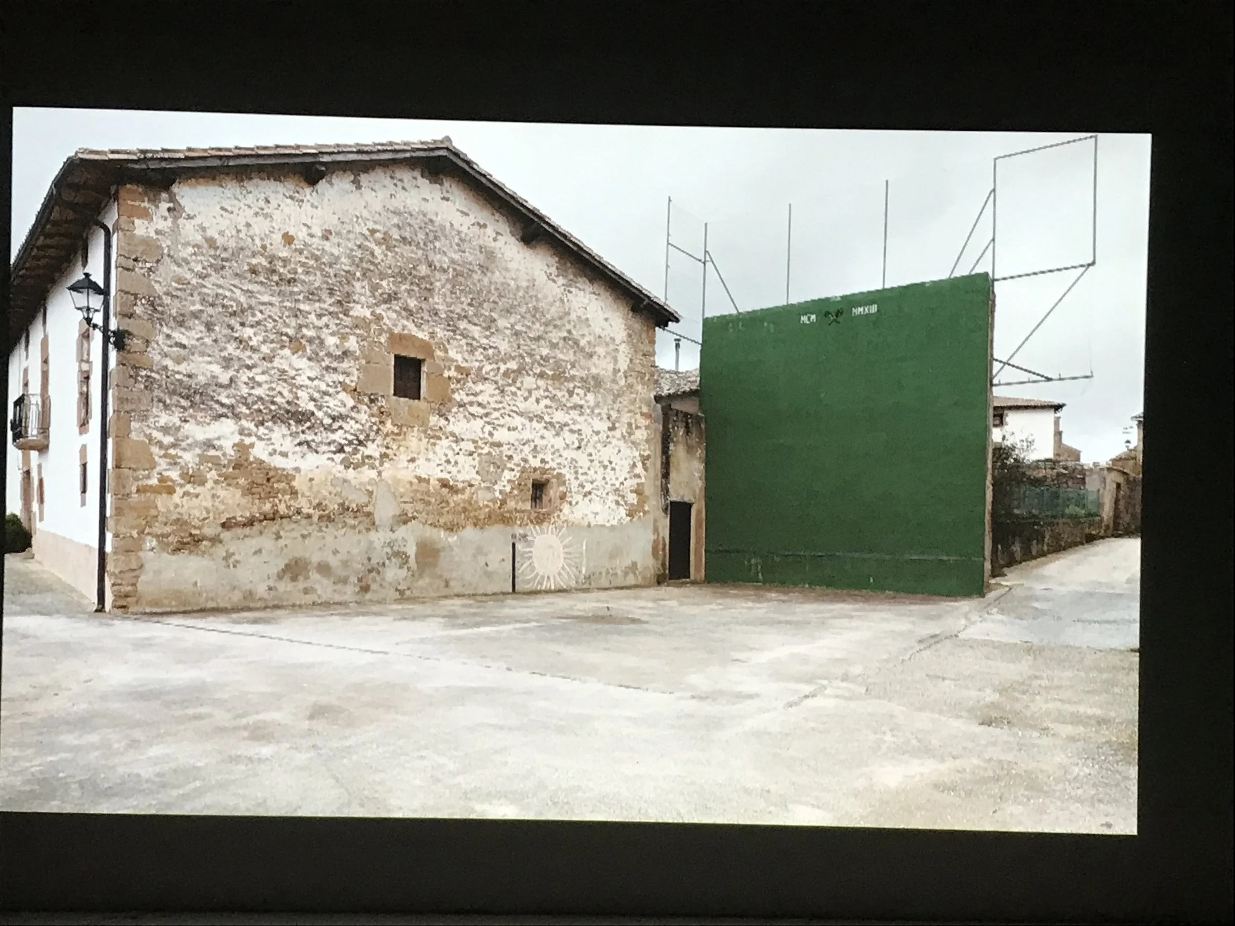 L'architecture, le vide et le fronton