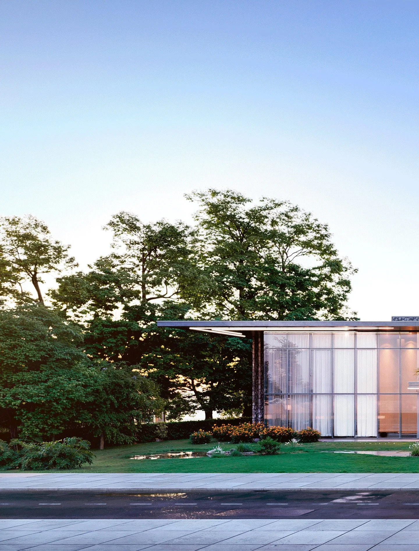 ✨ Casa Aurora
&Aacute;rea 1.458,87m&sup2;
.
Esta resid&ecirc;ncia reflete a ess&ecirc;ncia da arquitetura contempor&acirc;nea tropical, unindo eleg&acirc;ncia, leveza e integra&ccedil;&atilde;o com a natureza. O projeto parte da premissa de criar uma