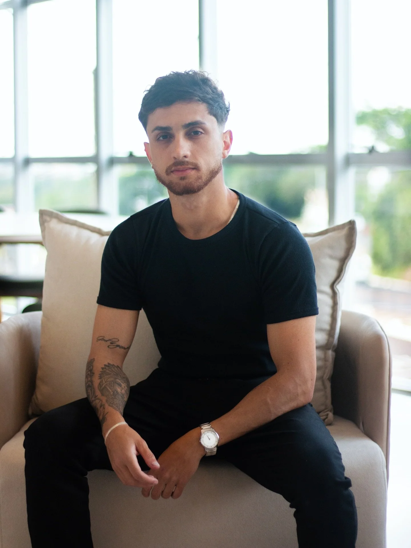 Entre ideias, projetos e muitos caf&eacute;s, sigo construindo arquiteturas que unem est&eacute;tica, funcionalidade e a conex&atilde;o com a natureza.
.
Meu trabalho &eacute; transformar objetivos em espa&ccedil;os inteligentes &mdash; seja em resid