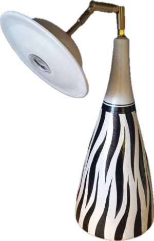Vase en forme d'œuf contenant des fleurs jaunes